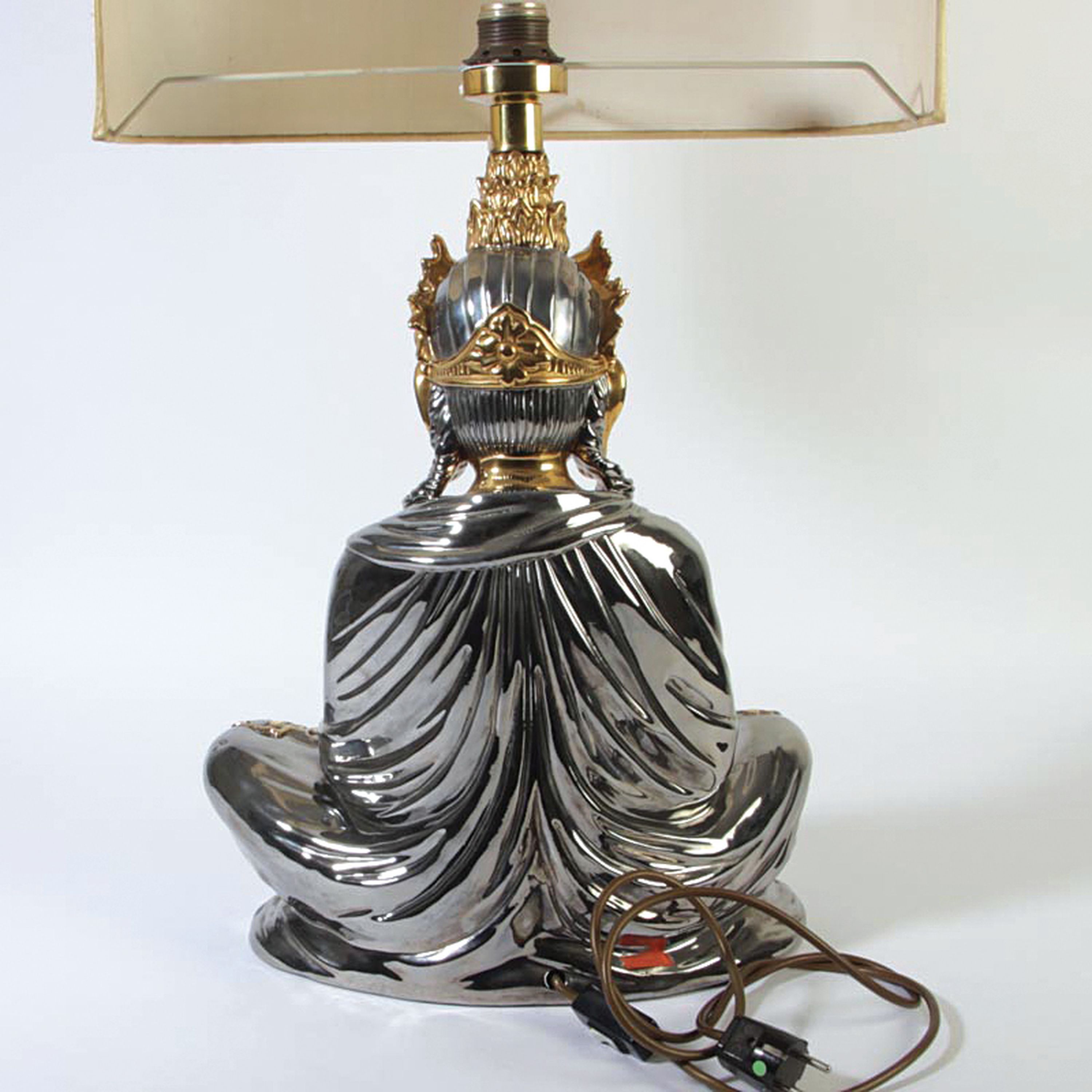 Detail k: Paar Skulpturenlampen mit Buddhas, Italien, 1970er-Jahre, Keramikkorpus, glänzend silber- und goldfarben lackiert, Buddhas im Meditationssitz, je ...