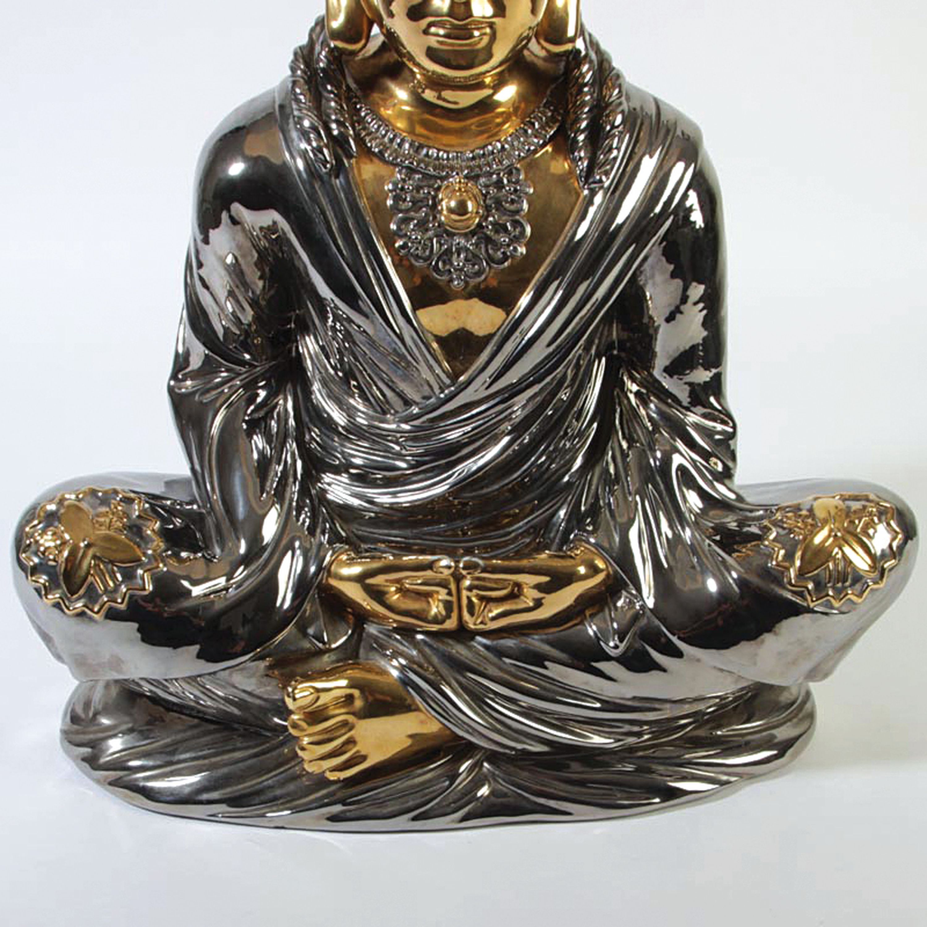 Detail l: Paar Skulpturenlampen mit Buddhas, Italien, 1970er-Jahre, Keramikkorpus, glänzend silber- und goldfarben lackiert, Buddhas im Meditationssitz, je ...
