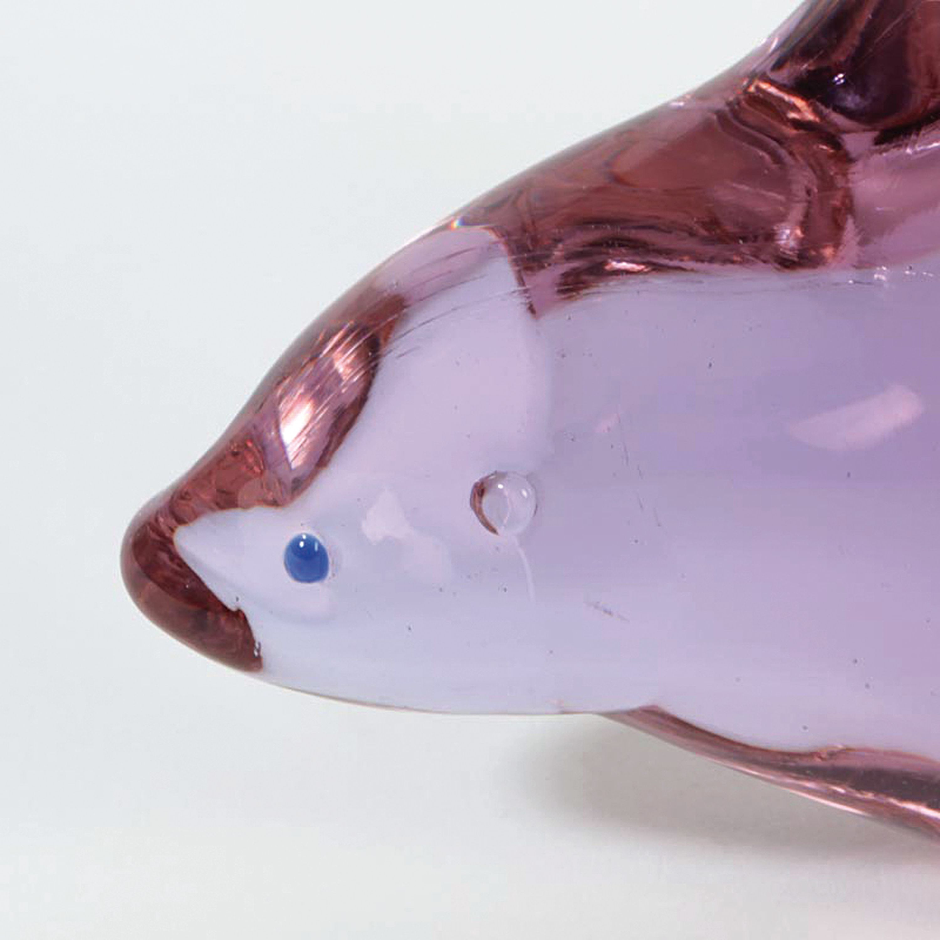 Detail b: Glasskulptur Fischotter, Prof. Antonio da Ros für Cenedese, Murano, Alexandritglas, unsigniert, 13x34x7 cm