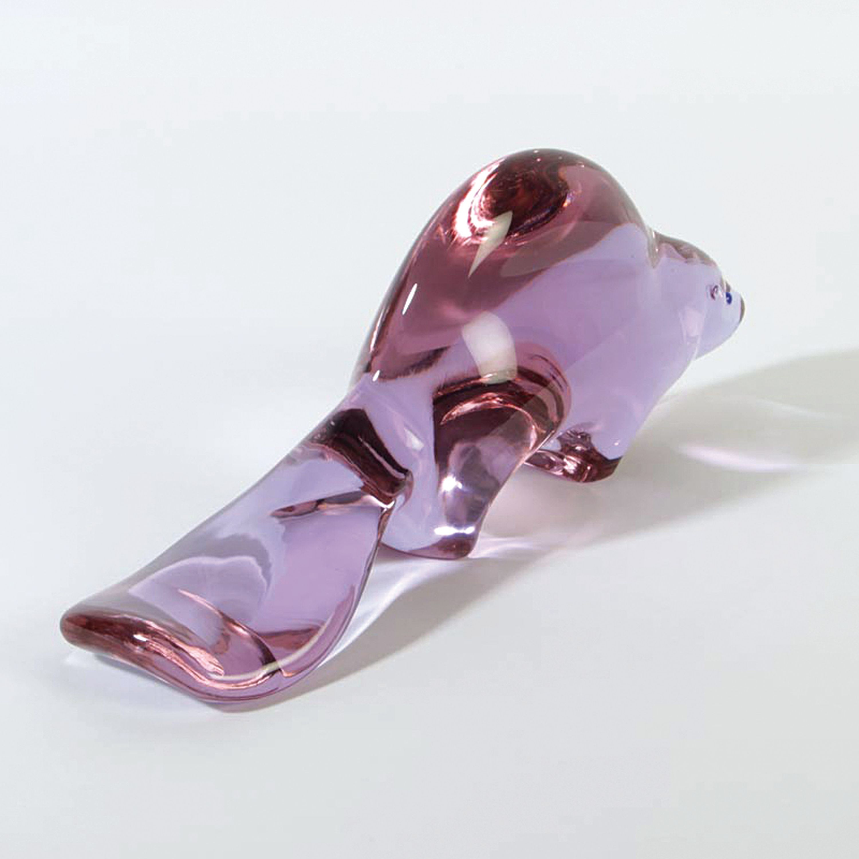 Detail c: Glasskulptur Fischotter, Prof. Antonio da Ros für Cenedese, Murano, Alexandritglas, unsigniert, 13x34x7 cm
