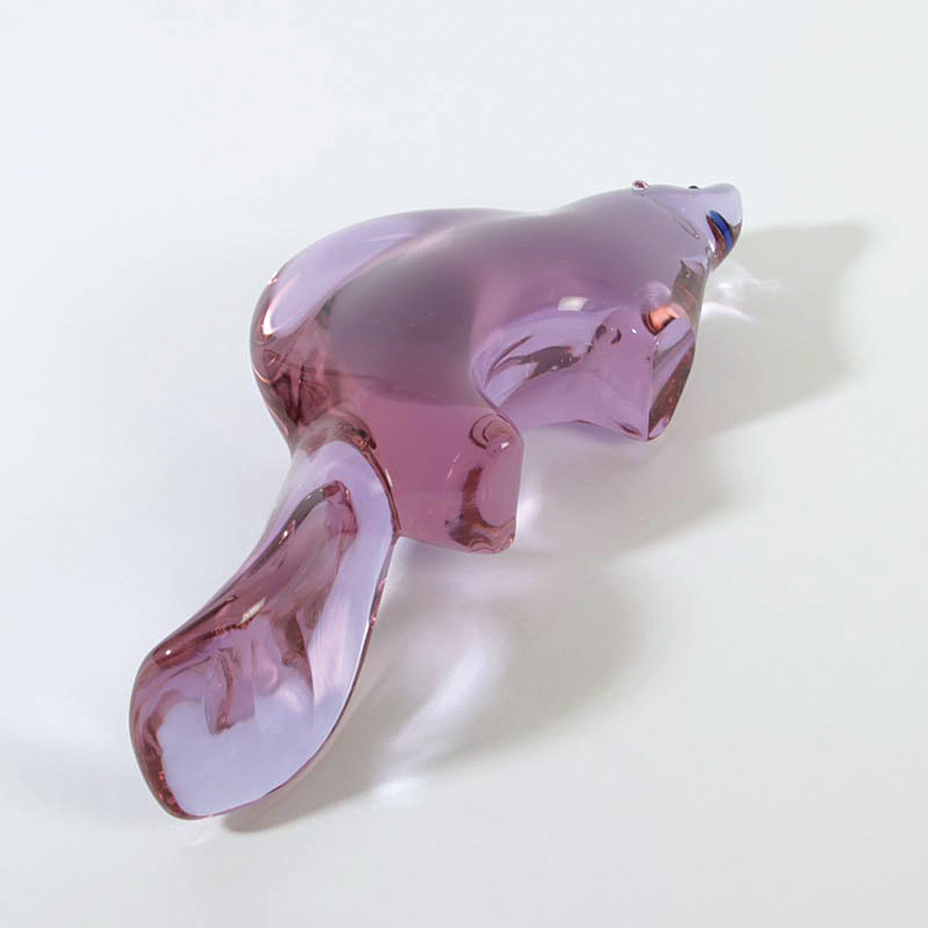 Detail d: Glasskulptur Fischotter, Prof. Antonio da Ros für Cenedese, Murano, Alexandritglas, unsigniert, 13x34x7 cm