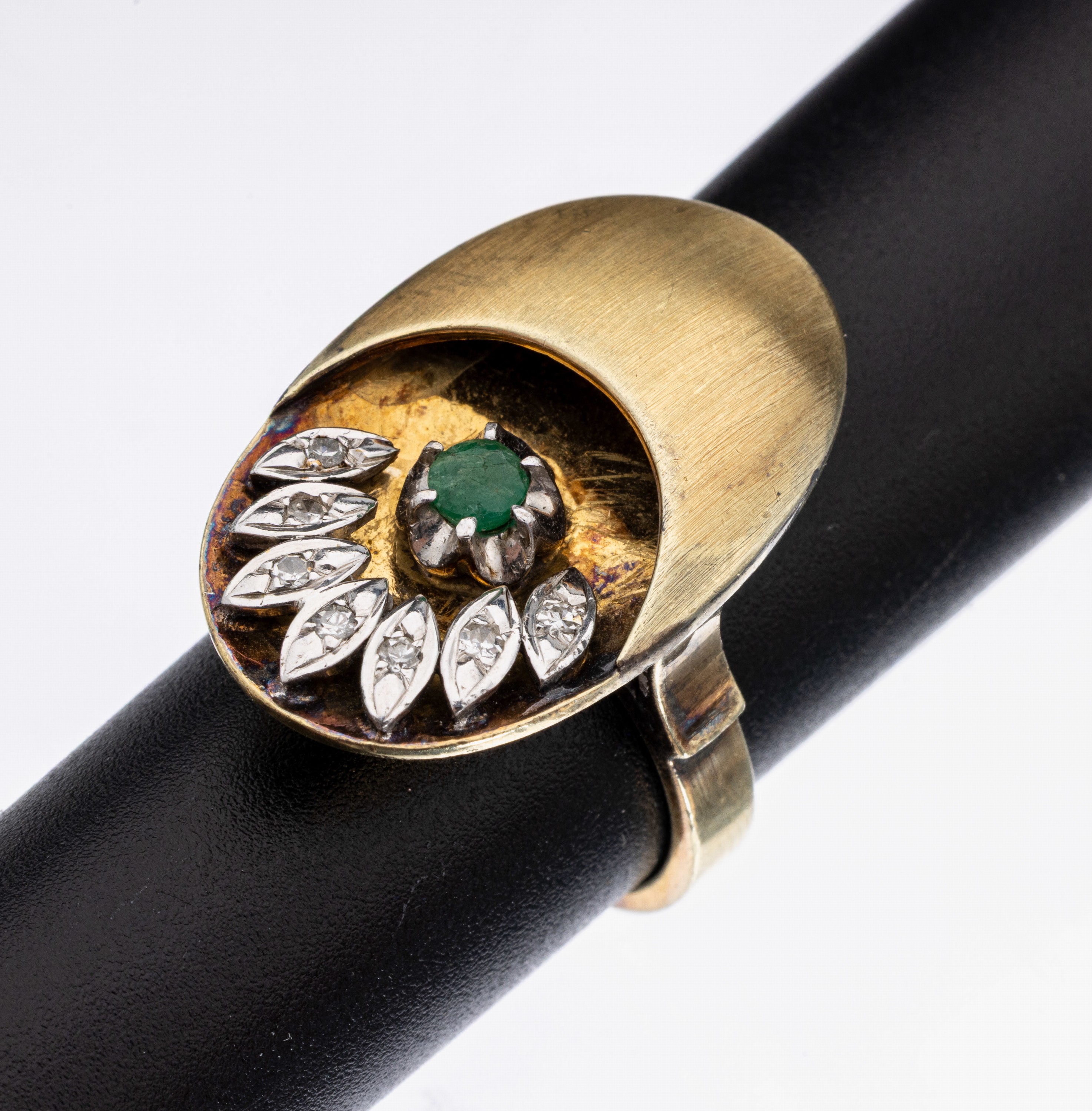 14 kt Gold Diamant-Smaragd-Ring, GG 585/000, rundfacett. Smaragd ca. 0.10 ct, 7 8/8-Diamanten zus. ca. 0.07 ct Weiß/p, RW 53, ca. 11.8 g