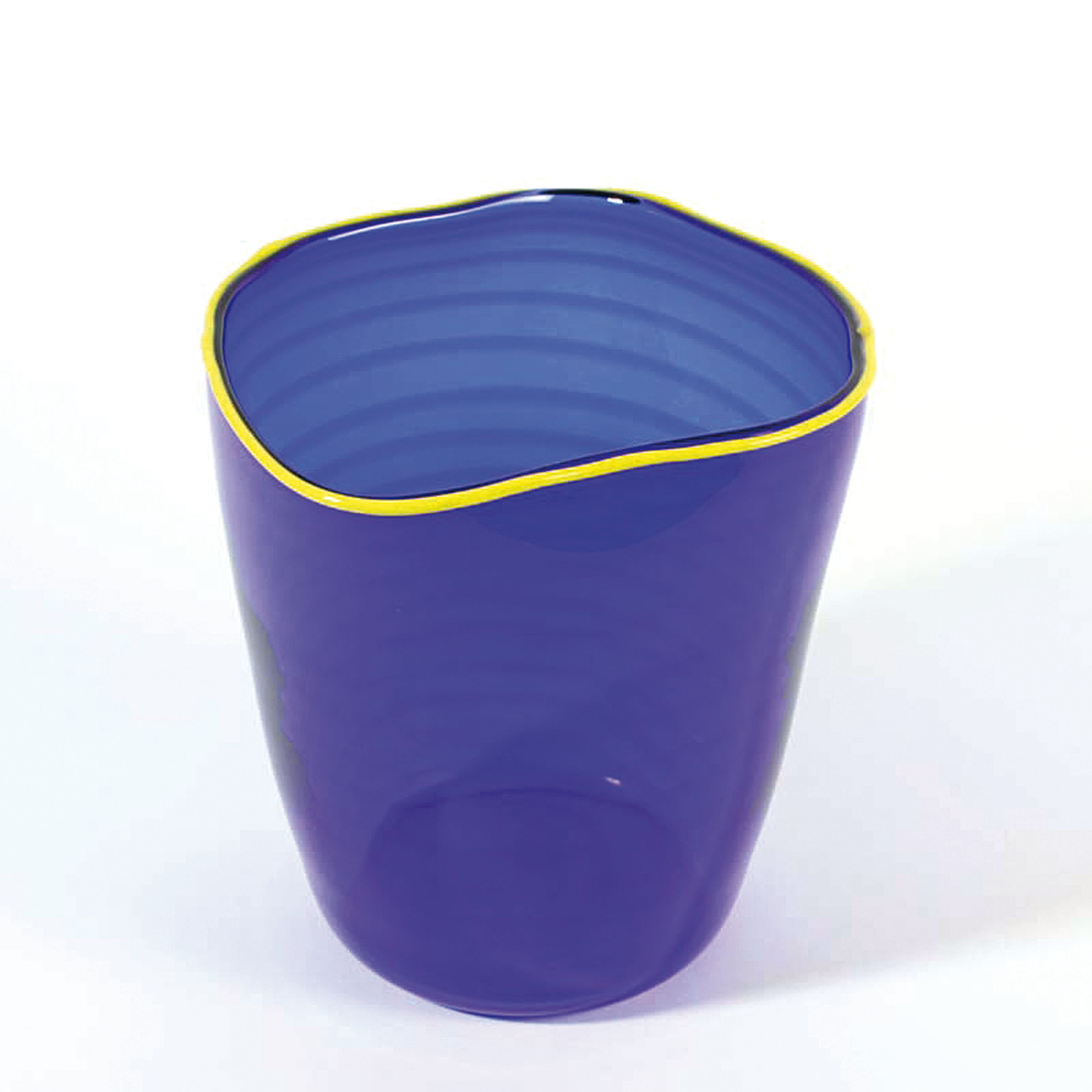 Detail a: Ziervase / Cachepot, Mussolini o.ä., Murano, datiert 2013, blau getöntes Glas, gelber Mündungsrand, am Boden signiert und datiert, H.22cm, D. 20 cm