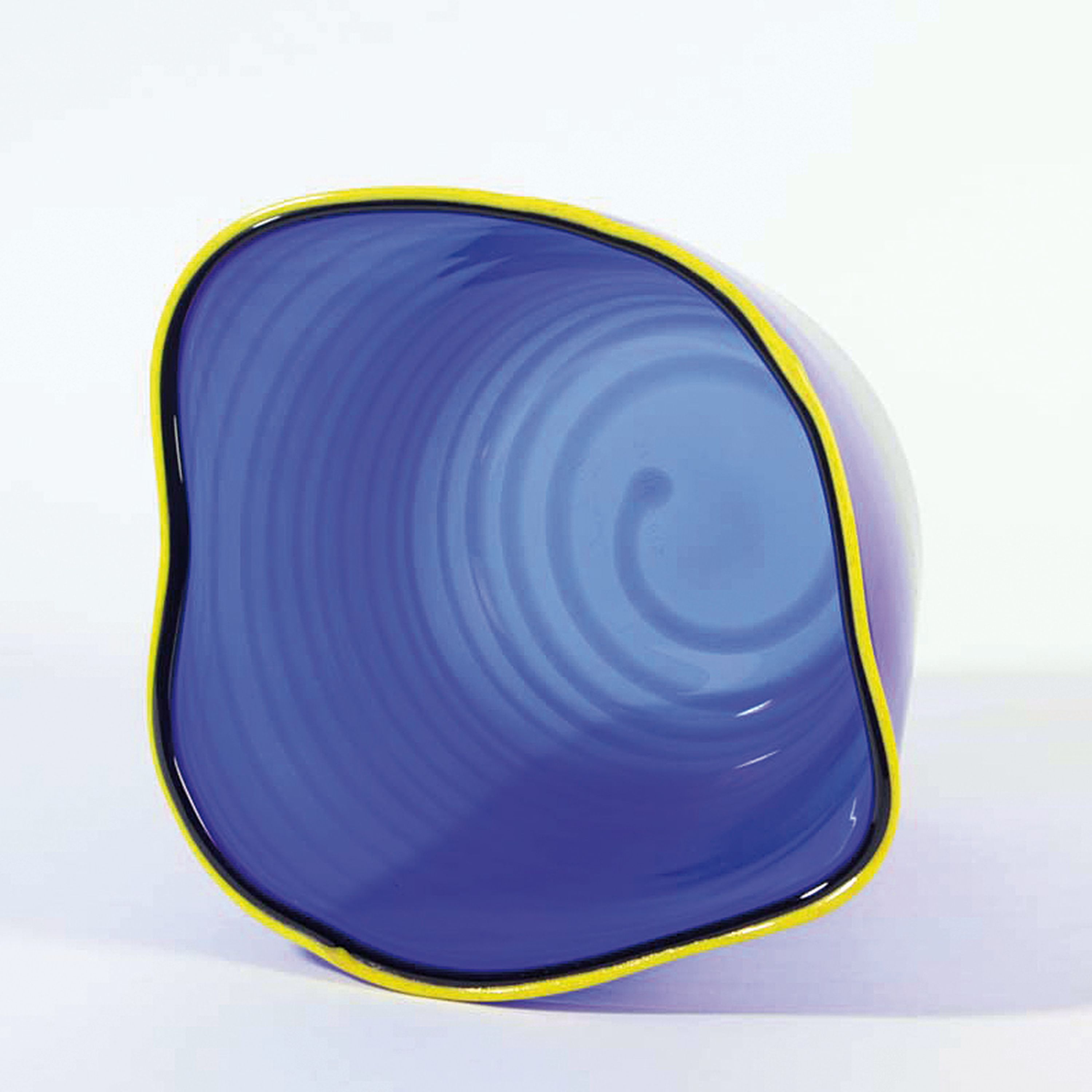 Detail b: Ziervase / Cachepot, Mussolini o.ä., Murano, datiert 2013, blau getöntes Glas, gelber Mündungsrand, am Boden signiert und datiert, H.22cm, D. 20 cm