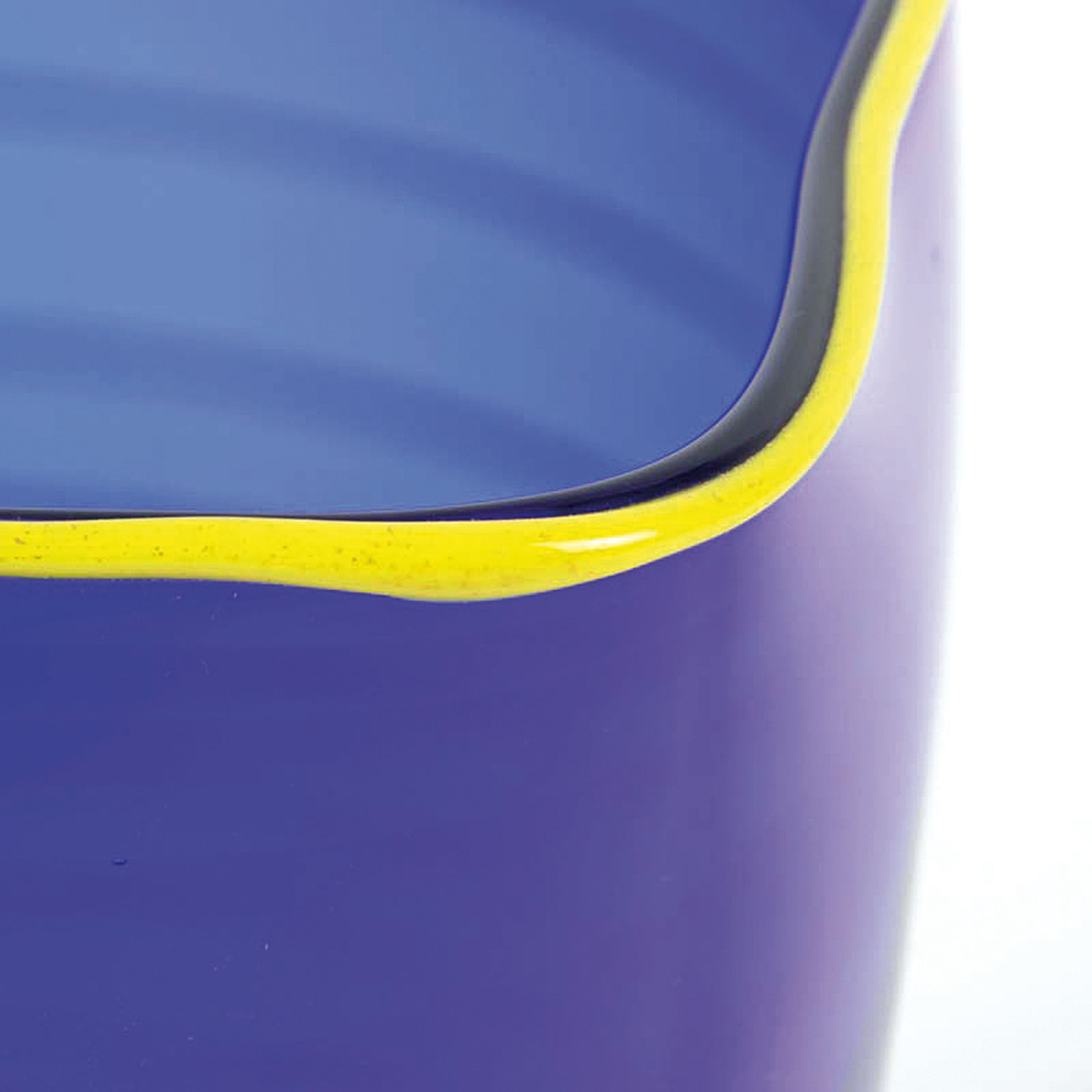 Detail c: Ziervase / Cachepot, Mussolini o.ä., Murano, datiert 2013, blau getöntes Glas, gelber Mündungsrand, am Boden signiert und datiert, H.22cm, D. 20 cm