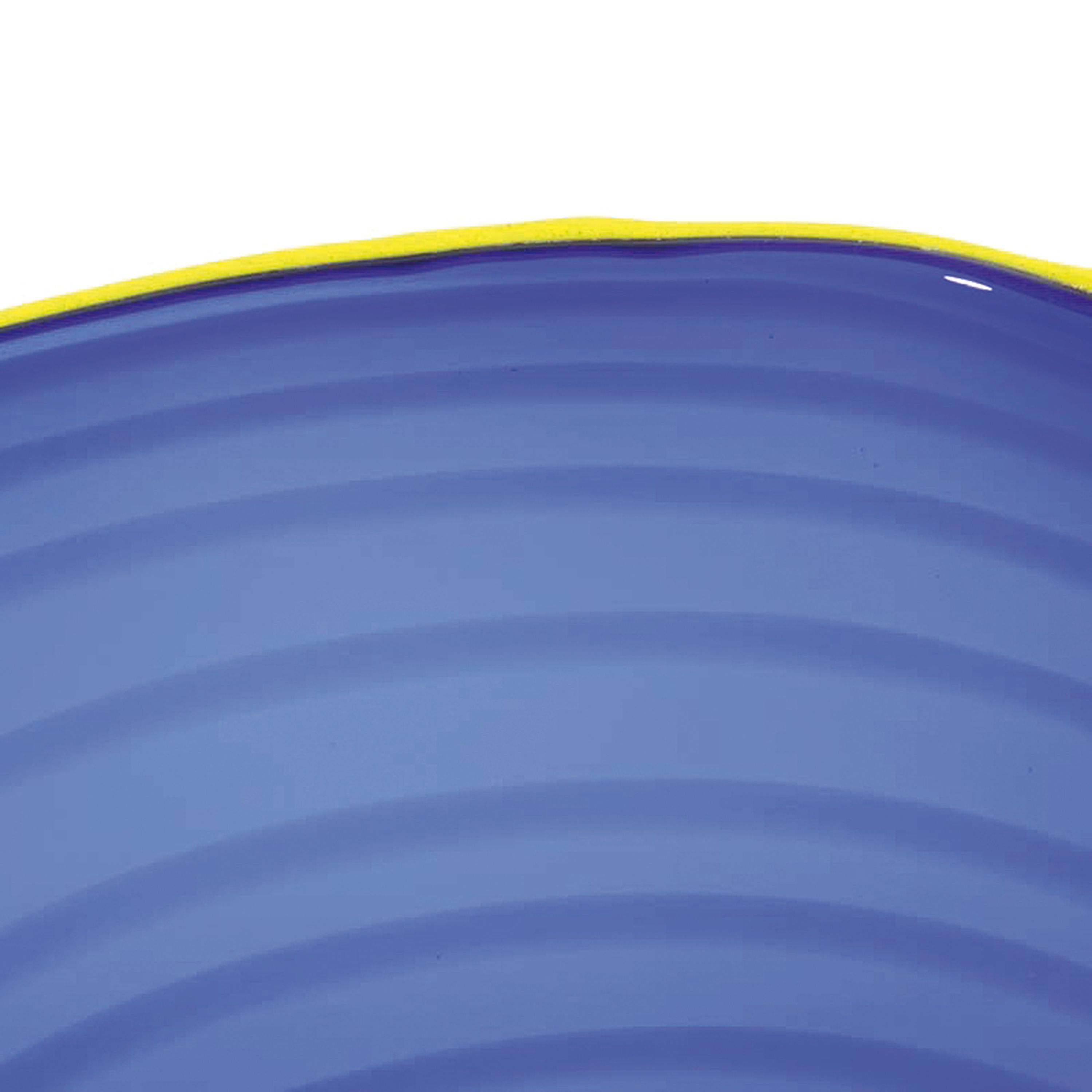 Detail d: Ziervase / Cachepot, Mussolini o.ä., Murano, datiert 2013, blau getöntes Glas, gelber Mündungsrand, am Boden signiert und datiert, H.22cm, D. 20 cm