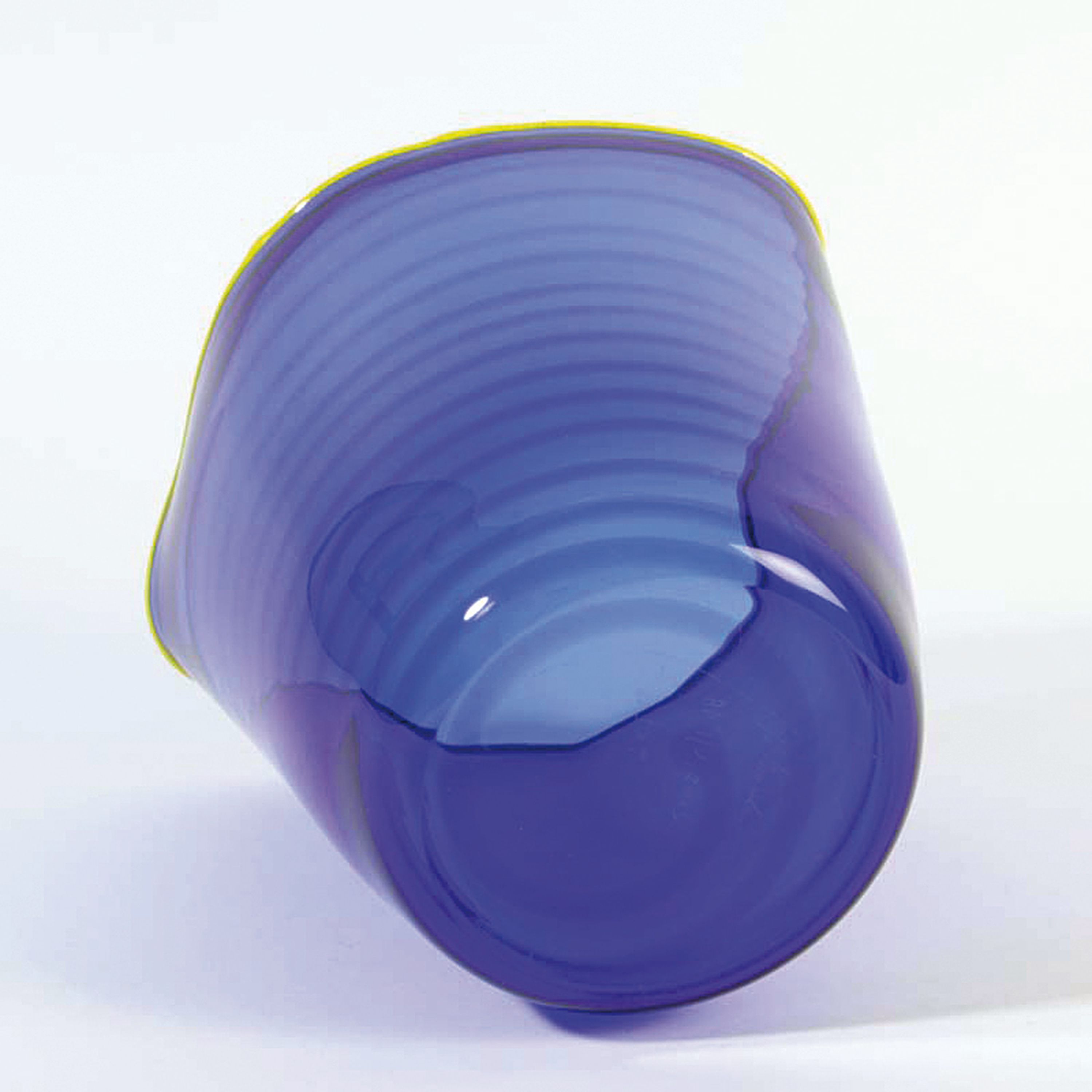 Detail e: Ziervase / Cachepot, Mussolini o.ä., Murano, datiert 2013, blau getöntes Glas, gelber Mündungsrand, am Boden signiert und datiert, H.22cm, D. 20 cm