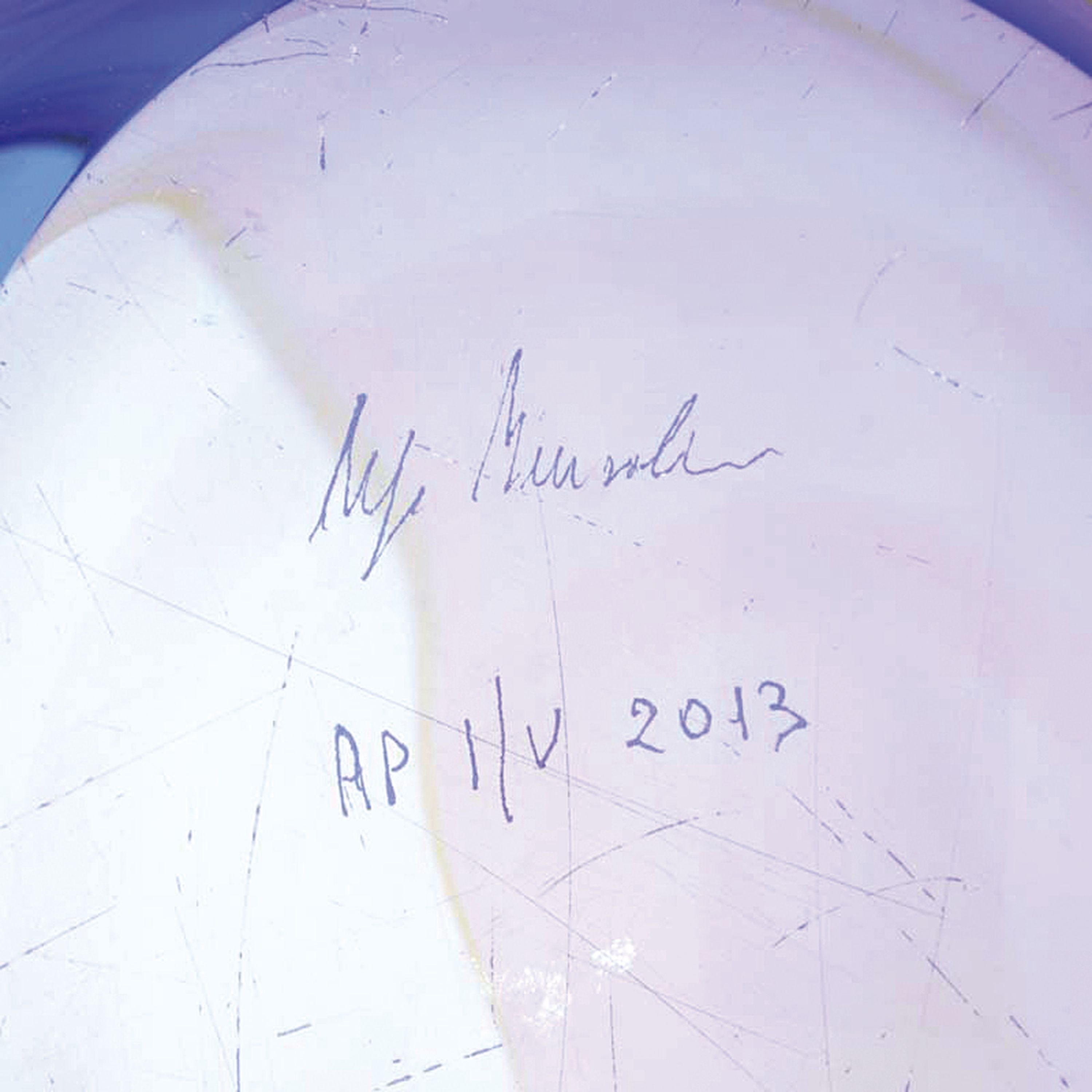 Detail f: Ziervase / Cachepot, Mussolini o.ä., Murano, datiert 2013, blau getöntes Glas, gelber Mündungsrand, am Boden signiert und datiert, H.22cm, D. 20 cm