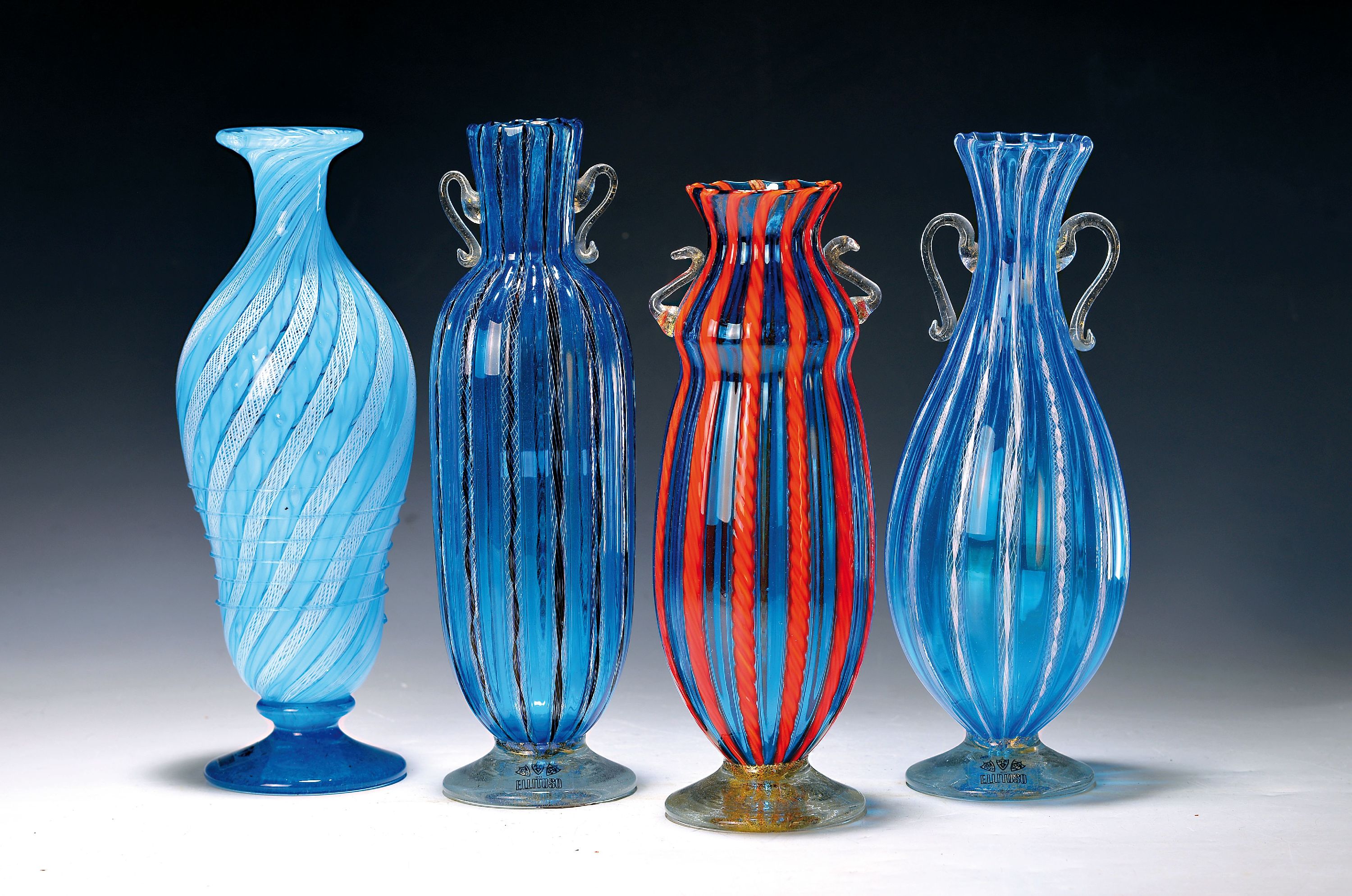4 Zanfirico-Vasen in blauem Kolorit, Fratelli Toso, Murano, 1960-70, farbloses Glas in blauer Zanfirico-Technik, tlw. mit Herstelleretiketten, H. ...