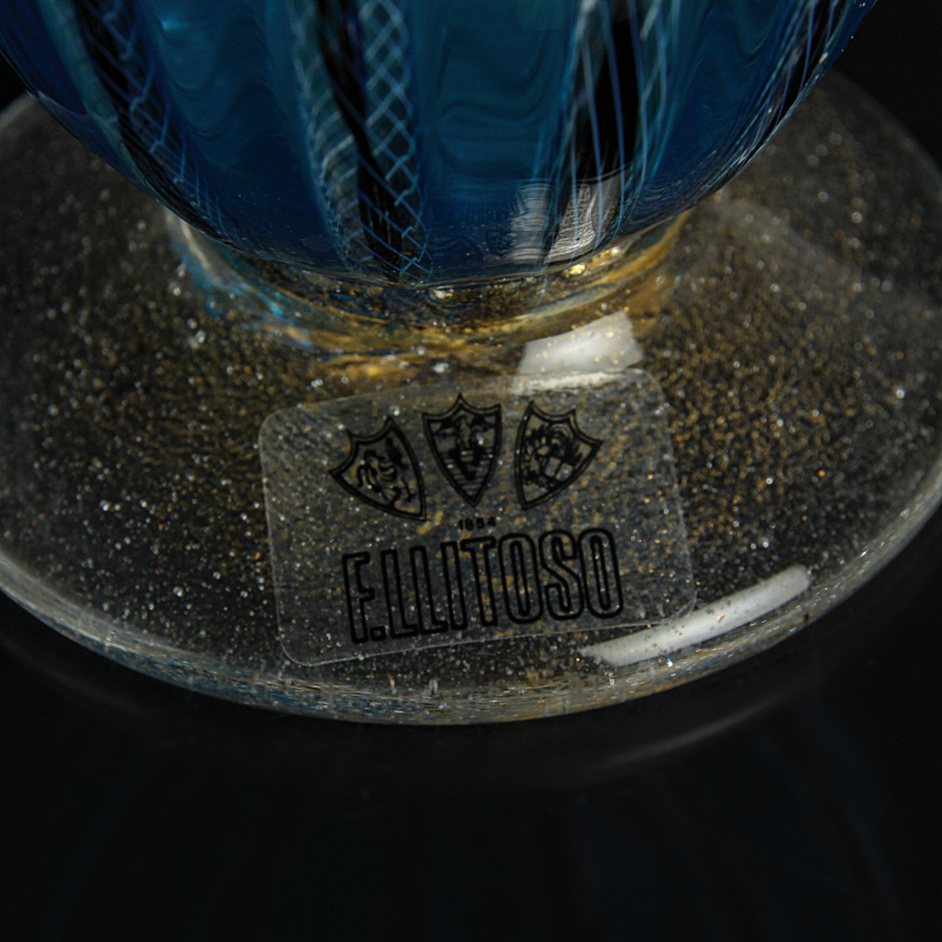 Detail g: 4 Zanfirico-Vasen in blauem Kolorit, Fratelli Toso, Murano, 1960-70, farbloses Glas in blauer Zanfirico-Technik, tlw. mit Herstelleretiketten, H. ...