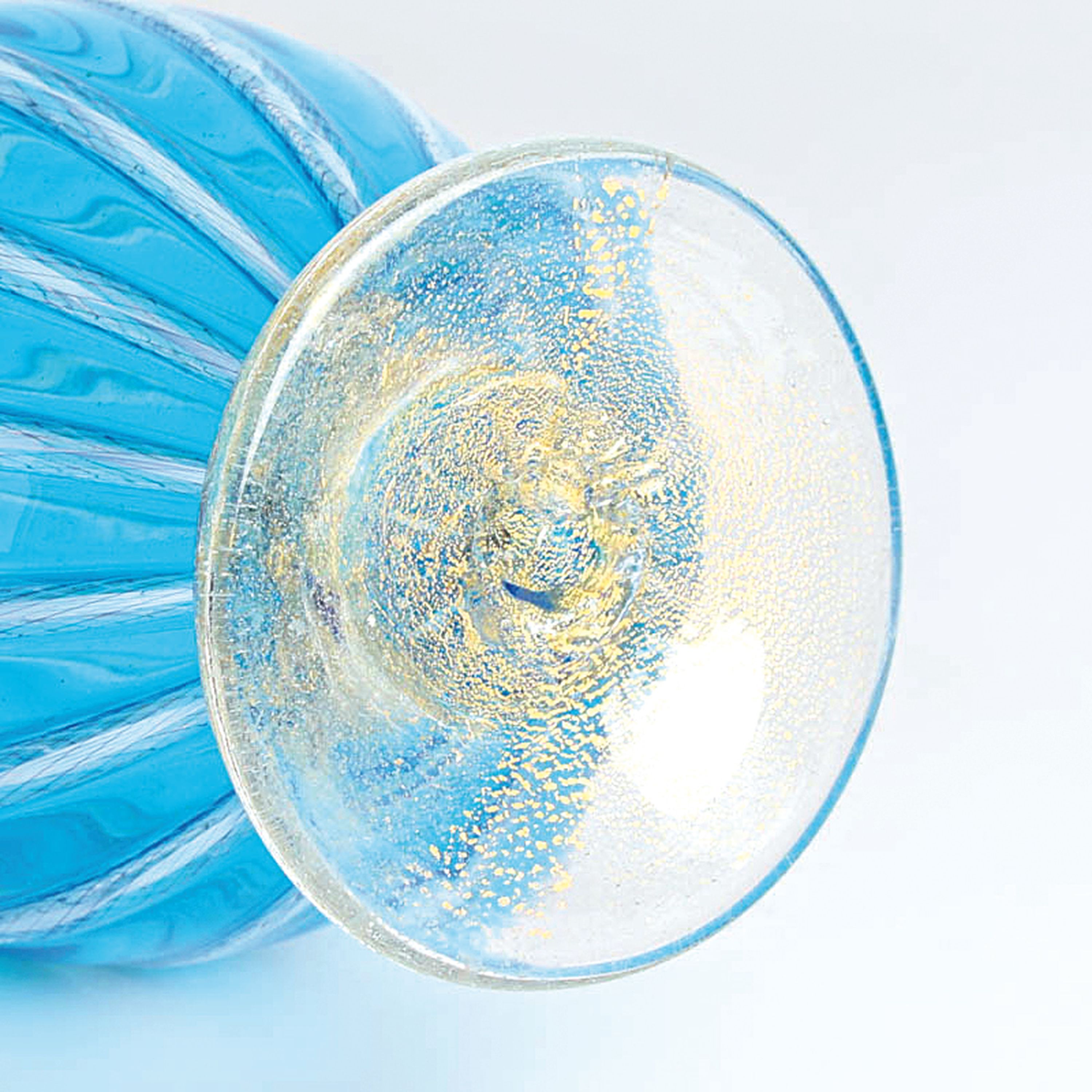 Detail k: 4 Zanfirico-Vasen in blauem Kolorit, Fratelli Toso, Murano, 1960-70, farbloses Glas in blauer Zanfirico-Technik, tlw. mit Herstelleretiketten, H. ...