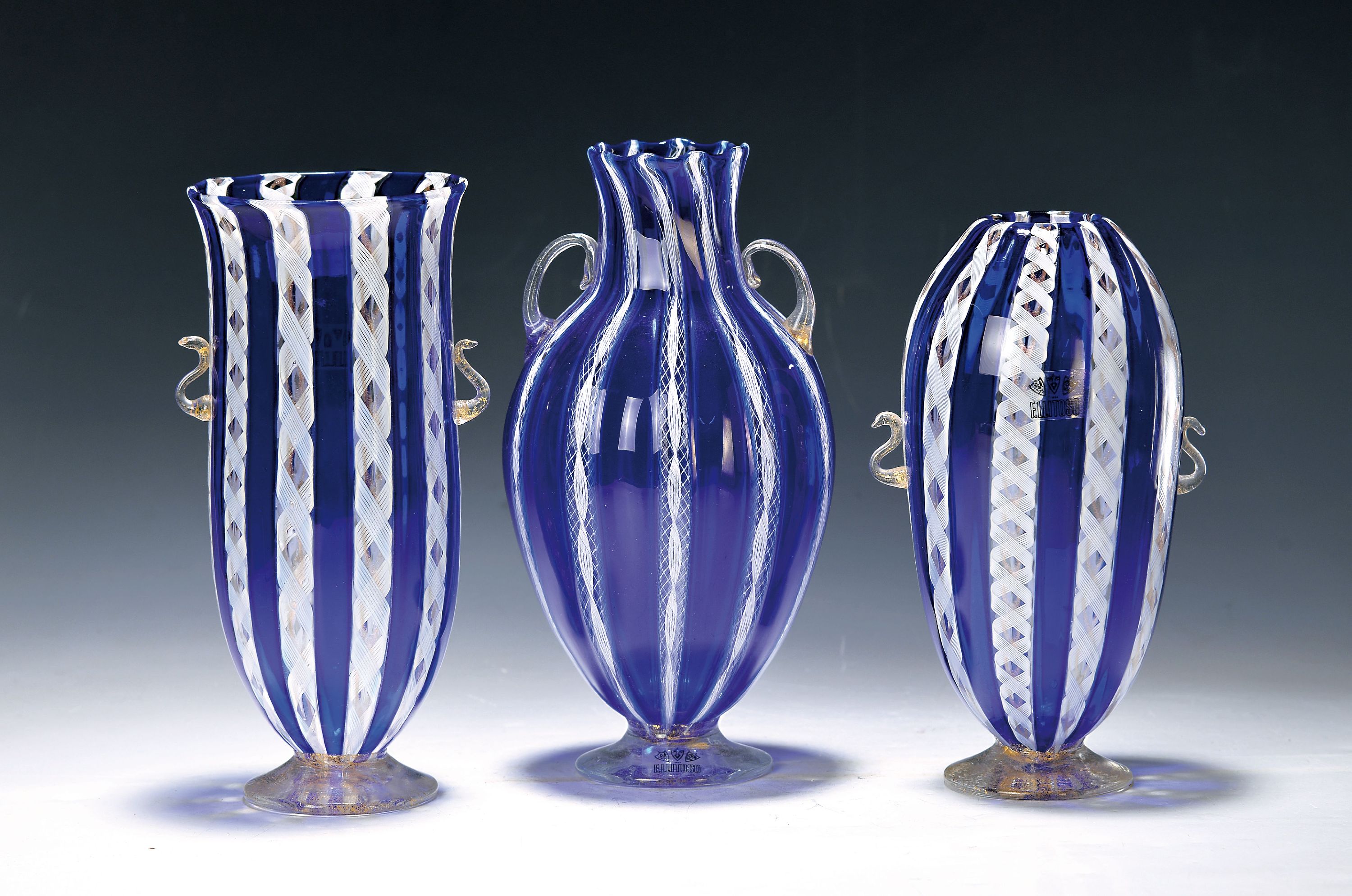 3 Zanfirico-Vasen in blau-weiß, Fratelli Toso, Murano, 1960-70, farbloses Glas, gedrehte weiße und blaue eingeschmolzene Glasstäbe, ...