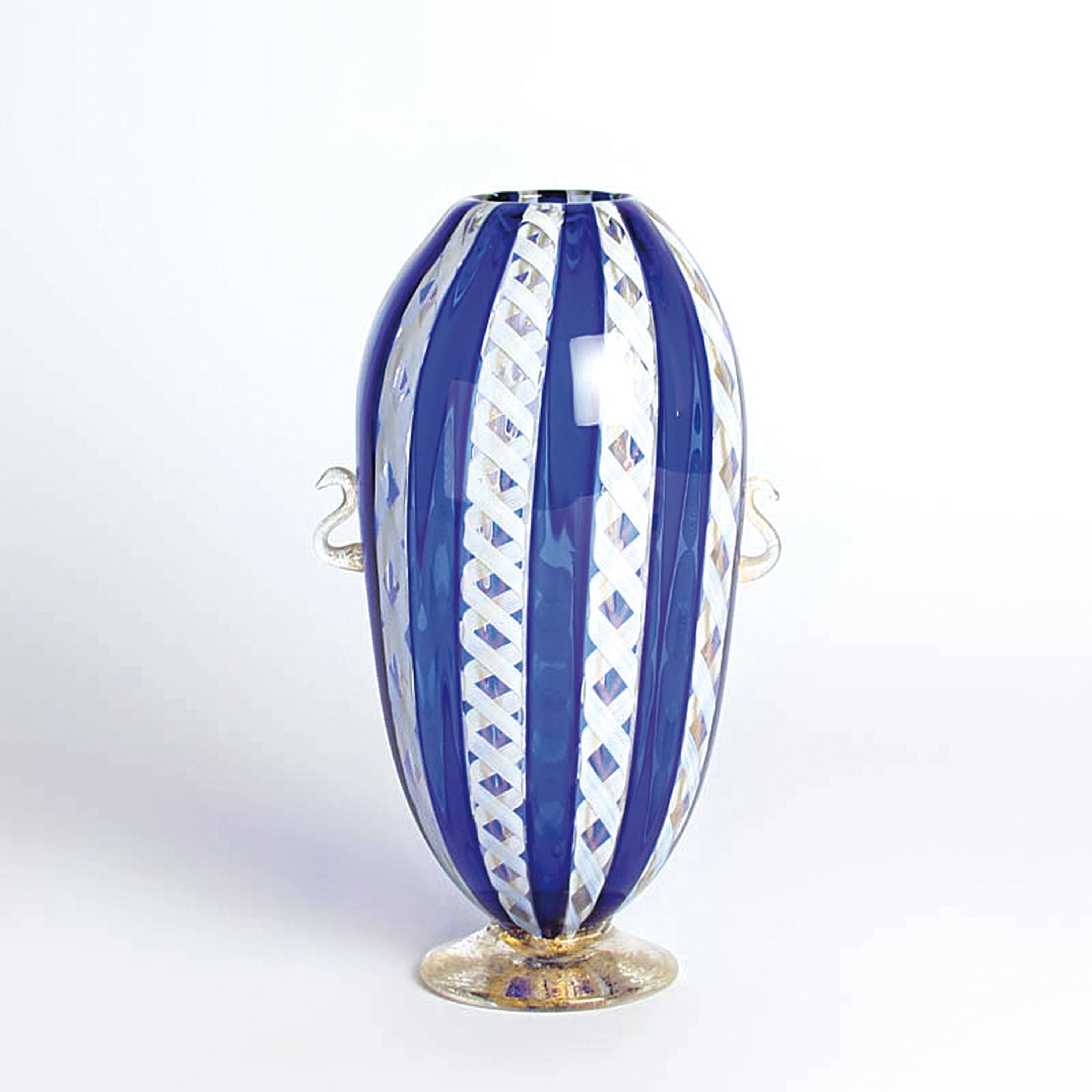Detail b: 3 Zanfirico-Vasen in blau-weiß, Fratelli Toso, Murano, 1960-70, farbloses Glas, gedrehte weiße und blaue eingeschmolzene Glasstäbe, ...