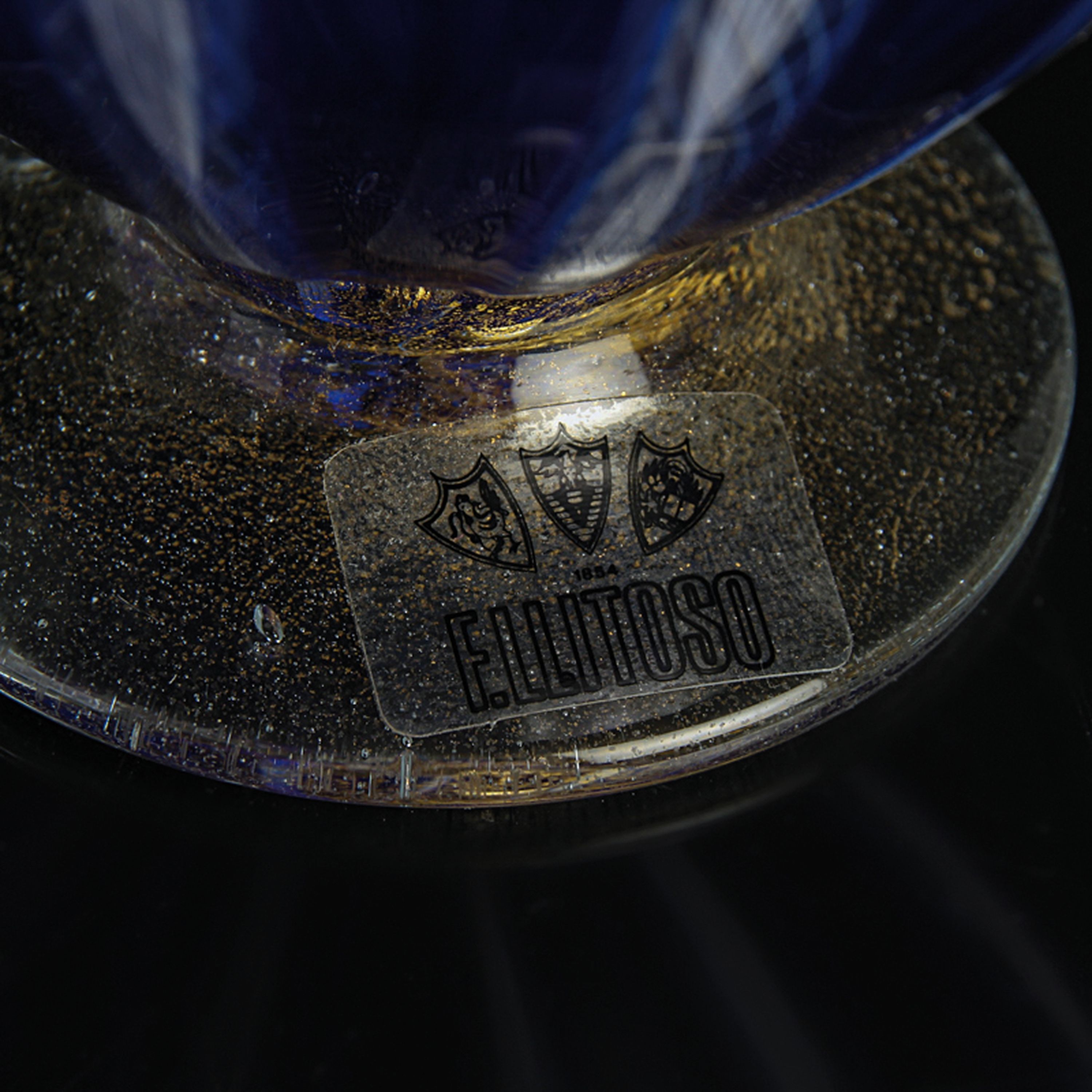 Detail d: 3 Zanfirico-Vasen in blau-weiß, Fratelli Toso, Murano, 1960-70, farbloses Glas, gedrehte weiße und blaue eingeschmolzene Glasstäbe, ...