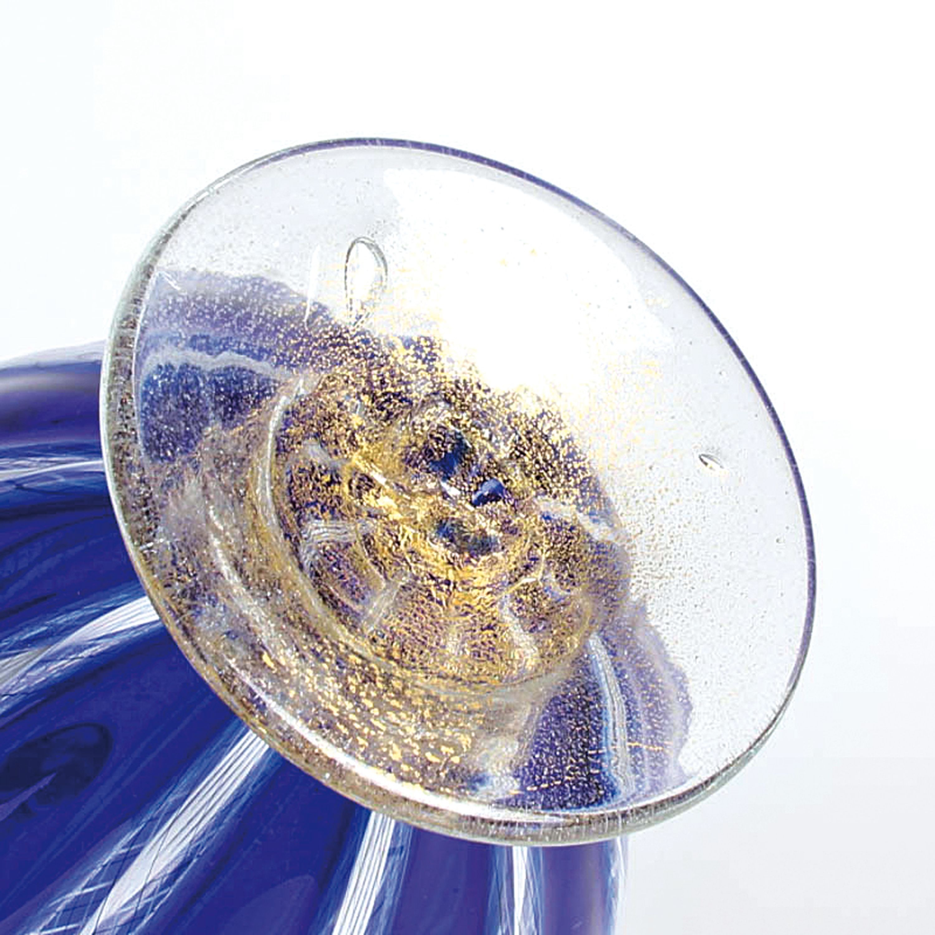Detail e: 3 Zanfirico-Vasen in blau-weiß, Fratelli Toso, Murano, 1960-70, farbloses Glas, gedrehte weiße und blaue eingeschmolzene Glasstäbe, ...