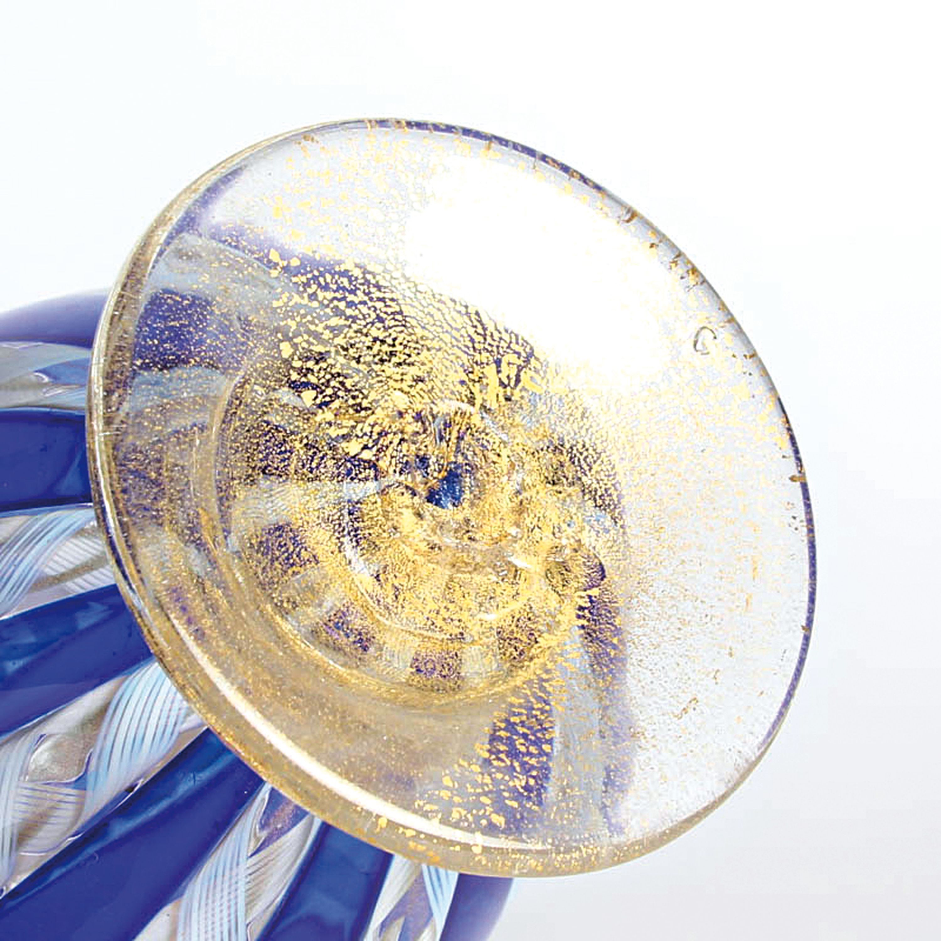 Detail h: 3 Zanfirico-Vasen in blau-weiß, Fratelli Toso, Murano, 1960-70, farbloses Glas, gedrehte weiße und blaue eingeschmolzene Glasstäbe, ...