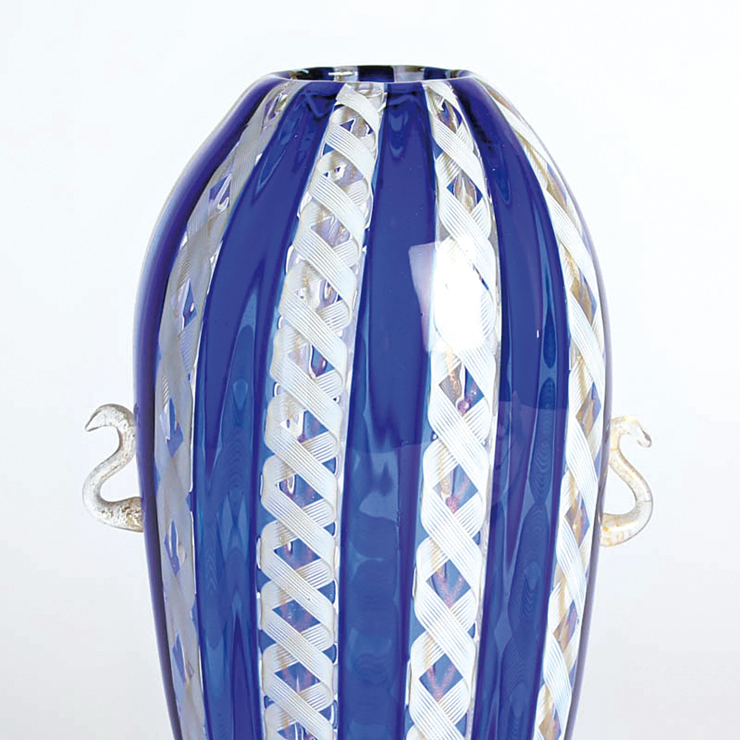 Detail i: 3 Zanfirico-Vasen in blau-weiß, Fratelli Toso, Murano, 1960-70, farbloses Glas, gedrehte weiße und blaue eingeschmolzene Glasstäbe, ...