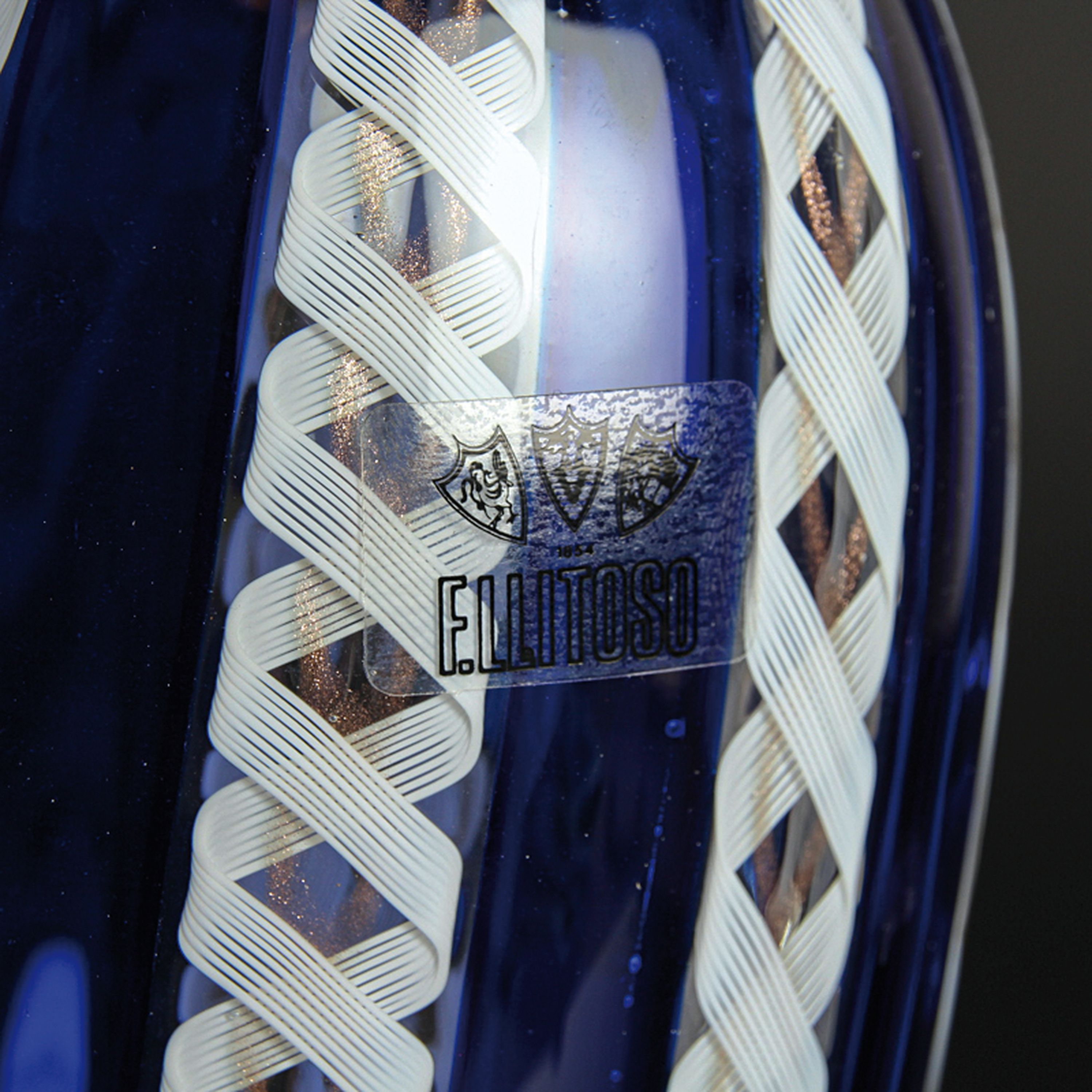 Detail j: 3 Zanfirico-Vasen in blau-weiß, Fratelli Toso, Murano, 1960-70, farbloses Glas, gedrehte weiße und blaue eingeschmolzene Glasstäbe, ...