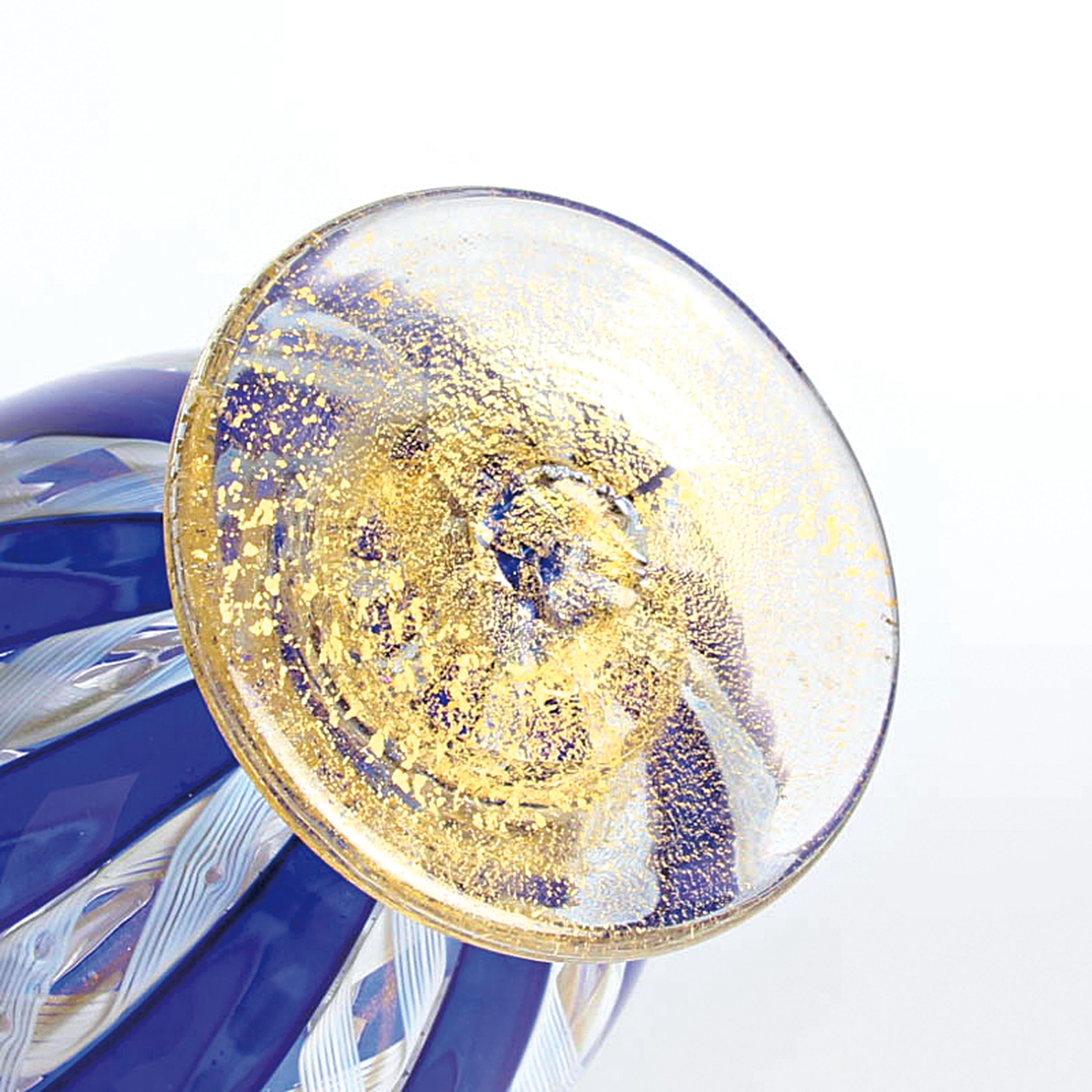Detail k: 3 Zanfirico-Vasen in blau-weiß, Fratelli Toso, Murano, 1960-70, farbloses Glas, gedrehte weiße und blaue eingeschmolzene Glasstäbe, ...