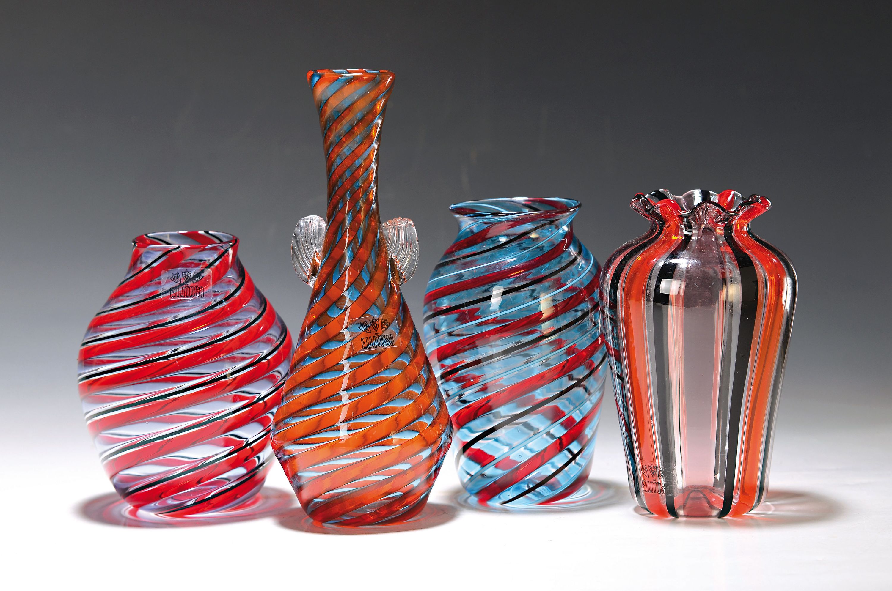 4 Glasvasen, Fratelli Toso, Murano, 1960-70, farbloses Glas, rot, schwarz und orangefarbene Fadeneinschmelzungen, H. 15-23 cm