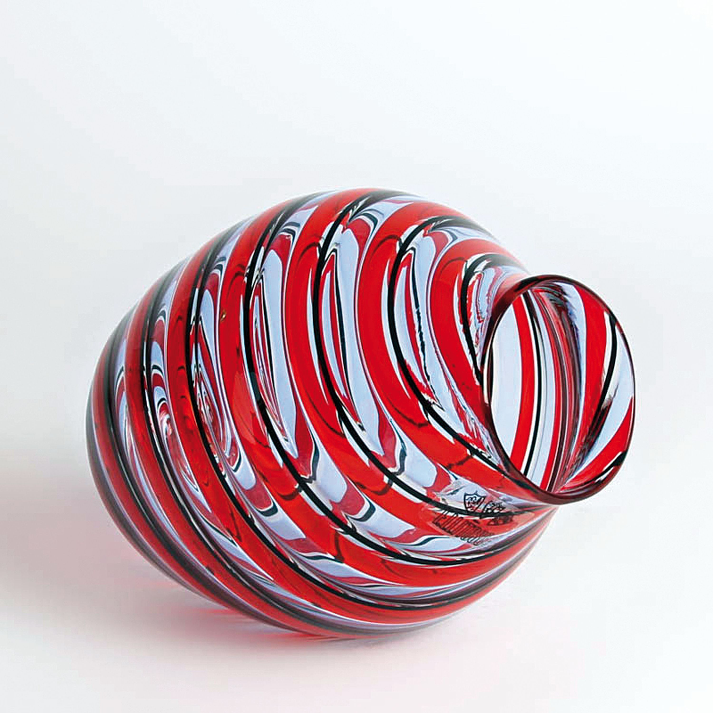 Detail h: 4 Glasvasen, Fratelli Toso, Murano, 1960-70, farbloses Glas, rot, schwarz und orangefarbene Fadeneinschmelzungen, H. 15-23 cm