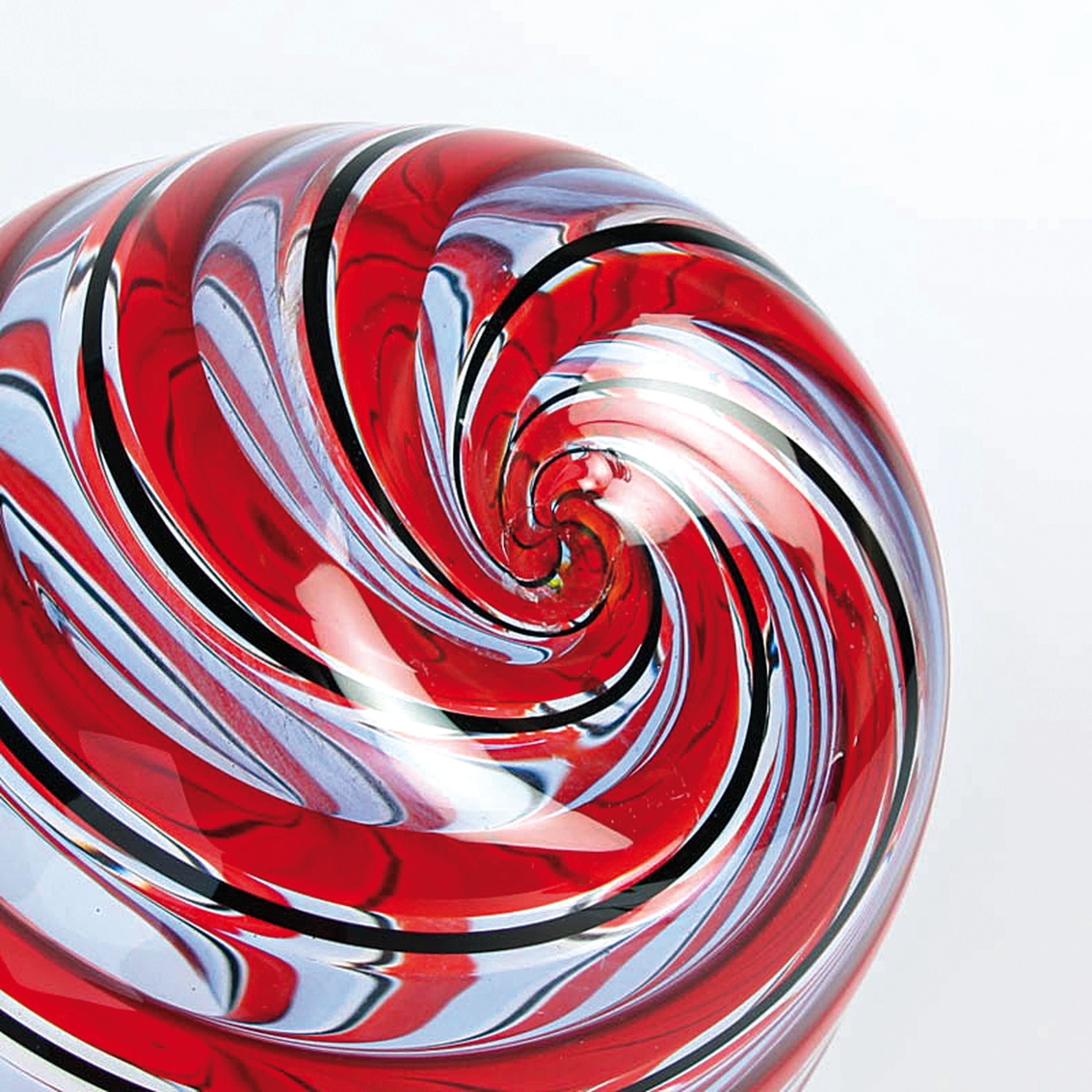 Detail i: 4 Glasvasen, Fratelli Toso, Murano, 1960-70, farbloses Glas, rot, schwarz und orangefarbene Fadeneinschmelzungen, H. 15-23 cm