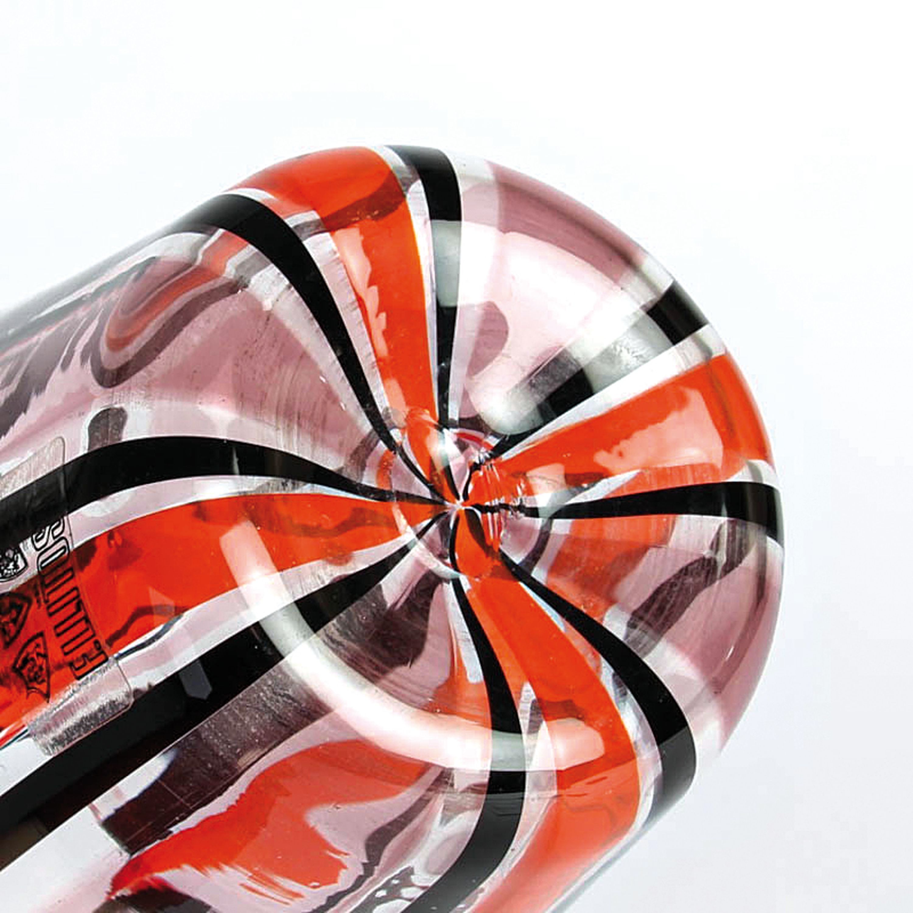 Detail k: 4 Glasvasen, Fratelli Toso, Murano, 1960-70, farbloses Glas, rot, schwarz und orangefarbene Fadeneinschmelzungen, H. 15-23 cm