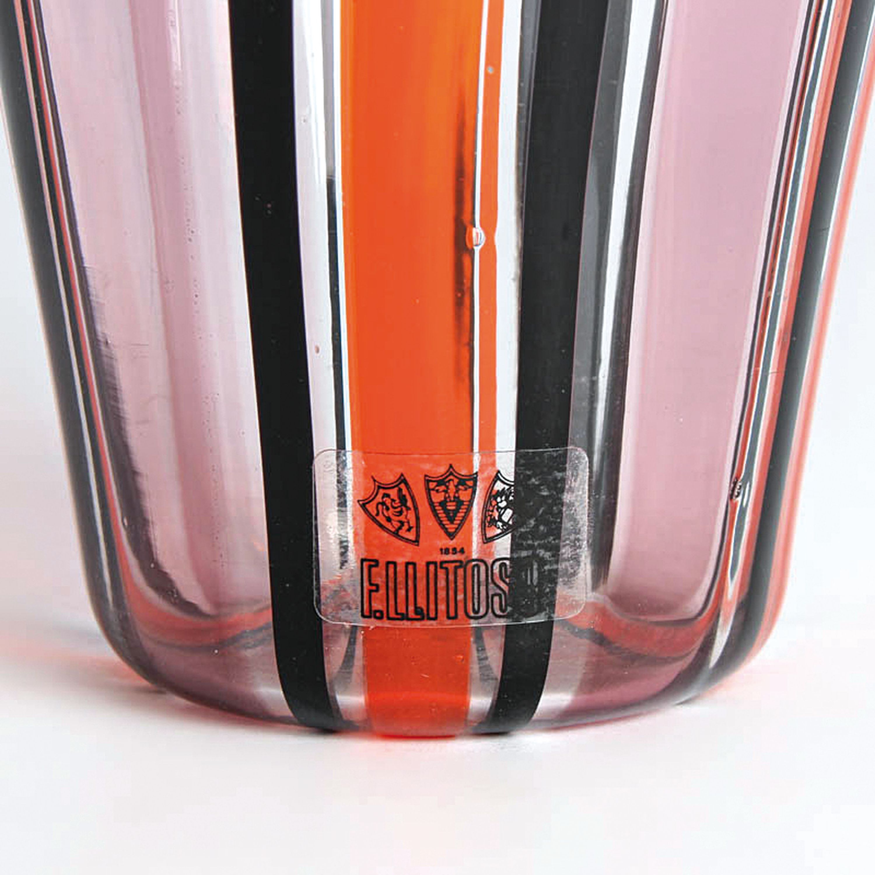 Detail m: 4 Glasvasen, Fratelli Toso, Murano, 1960-70, farbloses Glas, rot, schwarz und orangefarbene Fadeneinschmelzungen, H. 15-23 cm