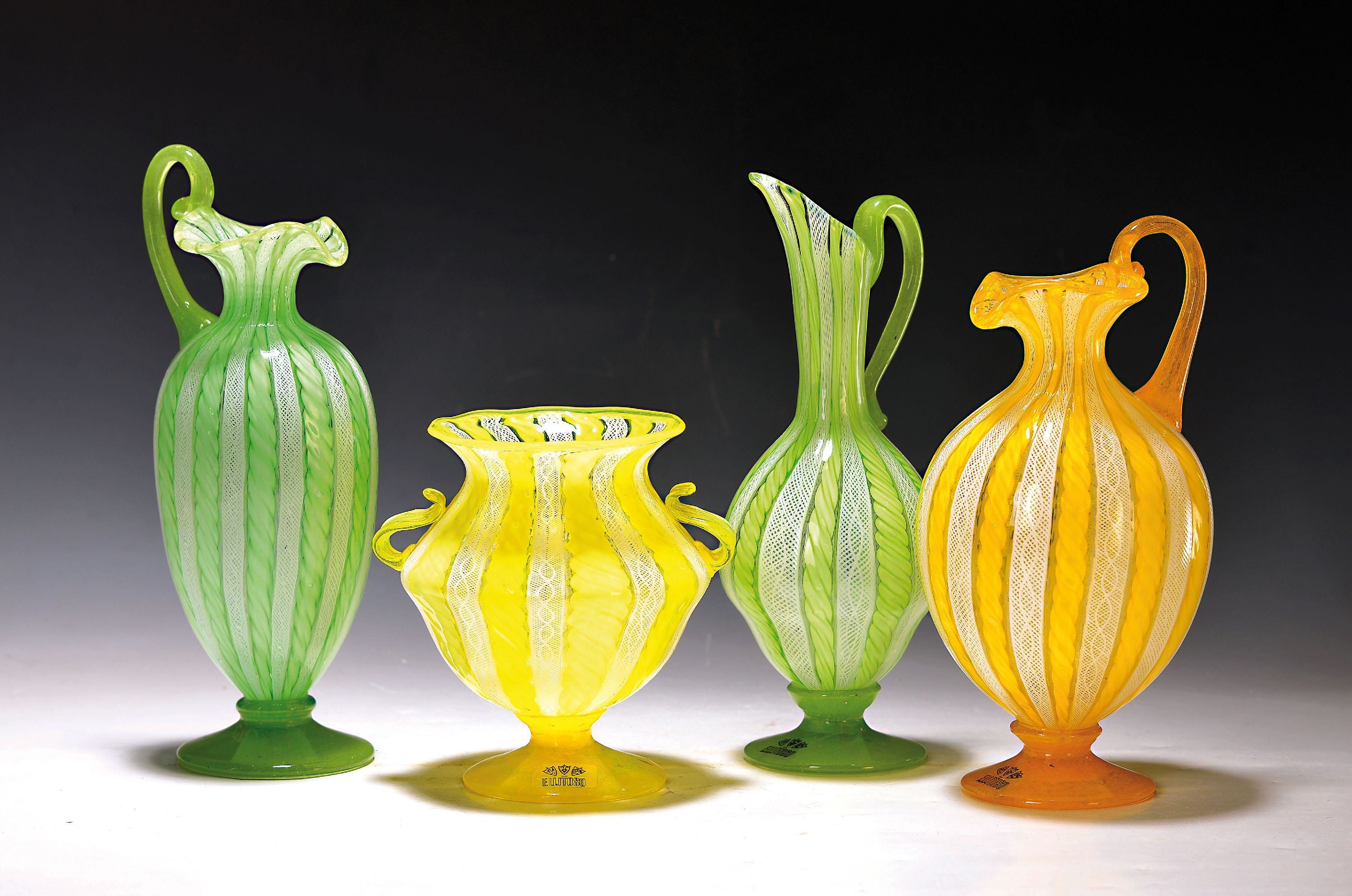 4 Zanfirico-Vasen in gelb-grünem Kolorit, Fratelli Toso, Murano, 1960-70, farbloses Glas, weiße und gelb-grünfarbene gedrehte Fadeneinschmelzungen ...