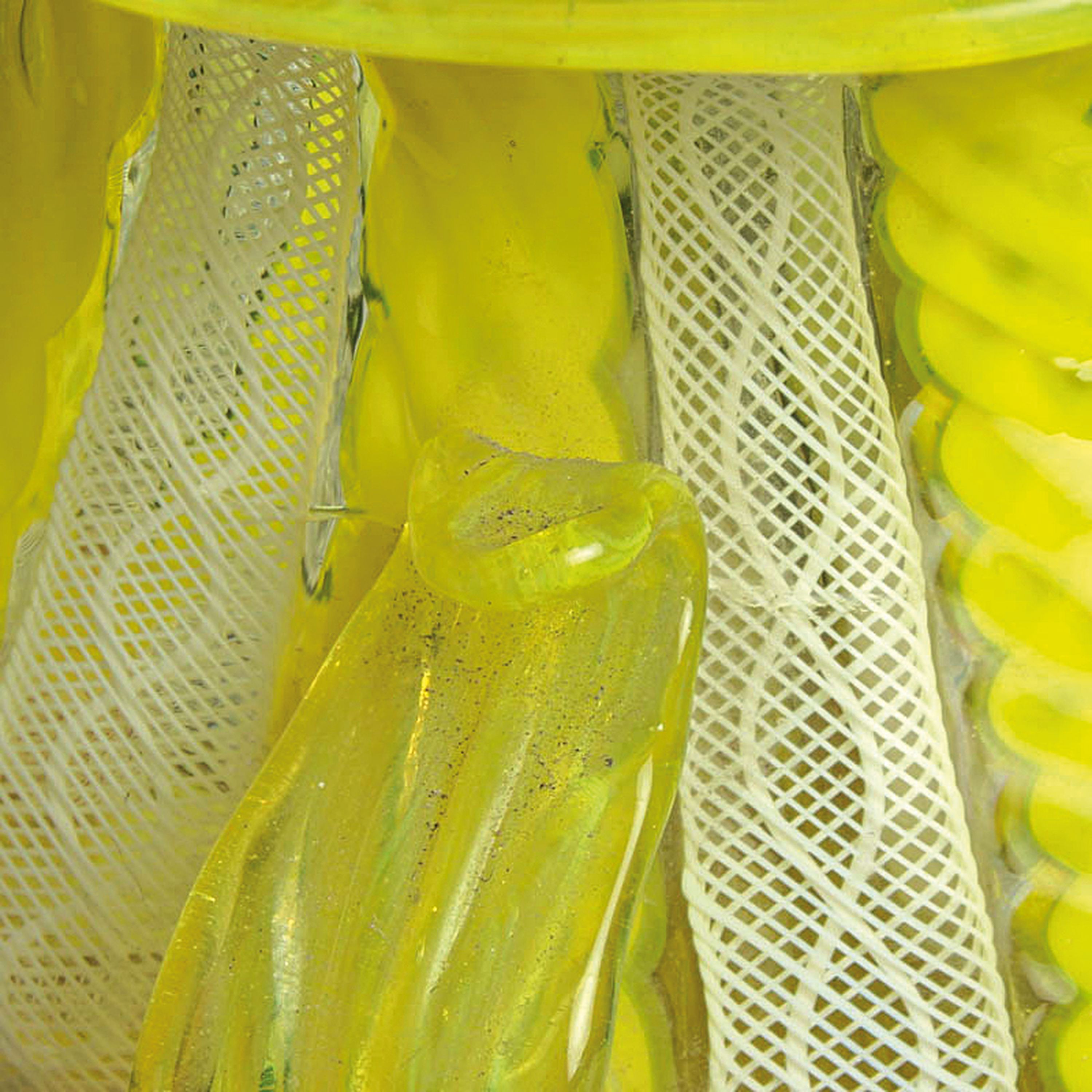 Detail g: 4 Zanfirico-Vasen in gelb-grünem Kolorit, Fratelli Toso, Murano, 1960-70, farbloses Glas, weiße und gelb-grünfarbene gedrehte Fadeneinschmelzungen ...