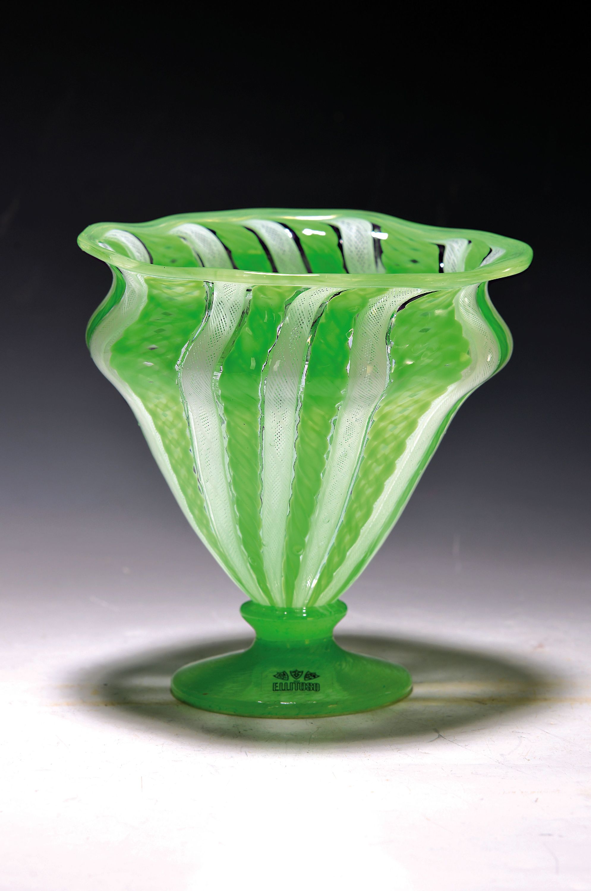 Vase bzw. Fußschale, Fratelli Toso, Murano, 1960-70,, farbloses Glas, weiße und hellgrüne vielfach gedrehte Fadeneinschmelzungen in vertikalem ...