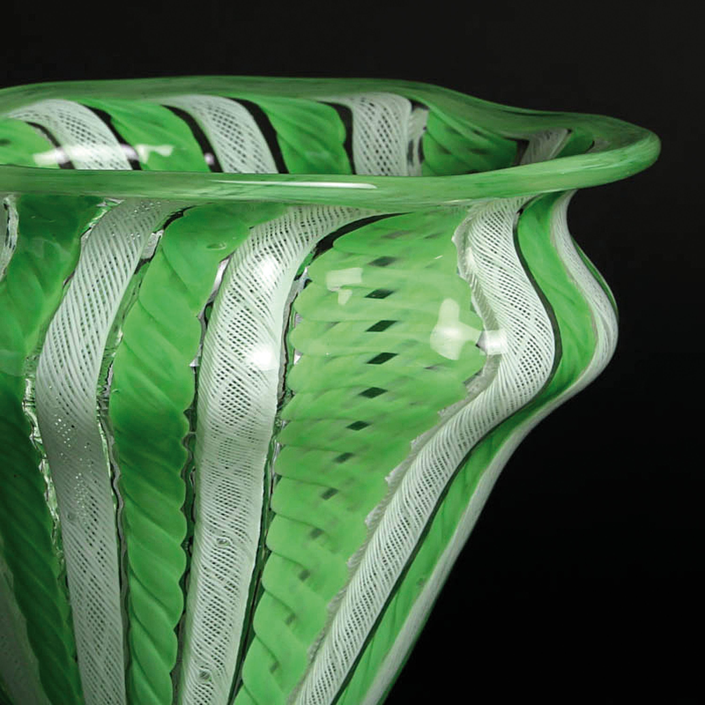 Detail a: Vase bzw. Fußschale, Fratelli Toso, Murano, 1960-70,, farbloses Glas, weiße und hellgrüne vielfach gedrehte Fadeneinschmelzungen in vertikalem ...