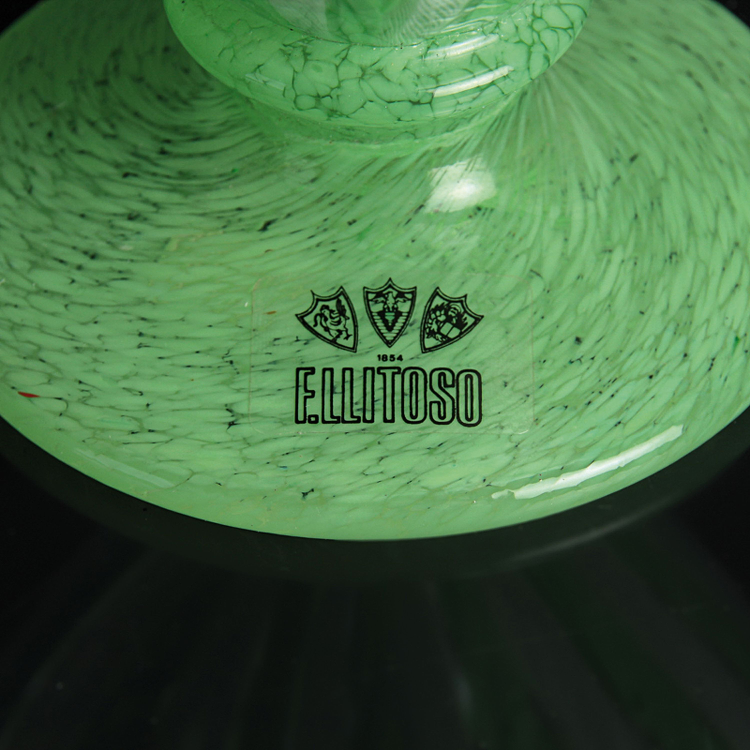 Detail b: Vase bzw. Fußschale, Fratelli Toso, Murano, 1960-70,, farbloses Glas, weiße und hellgrüne vielfach gedrehte Fadeneinschmelzungen in vertikalem ...