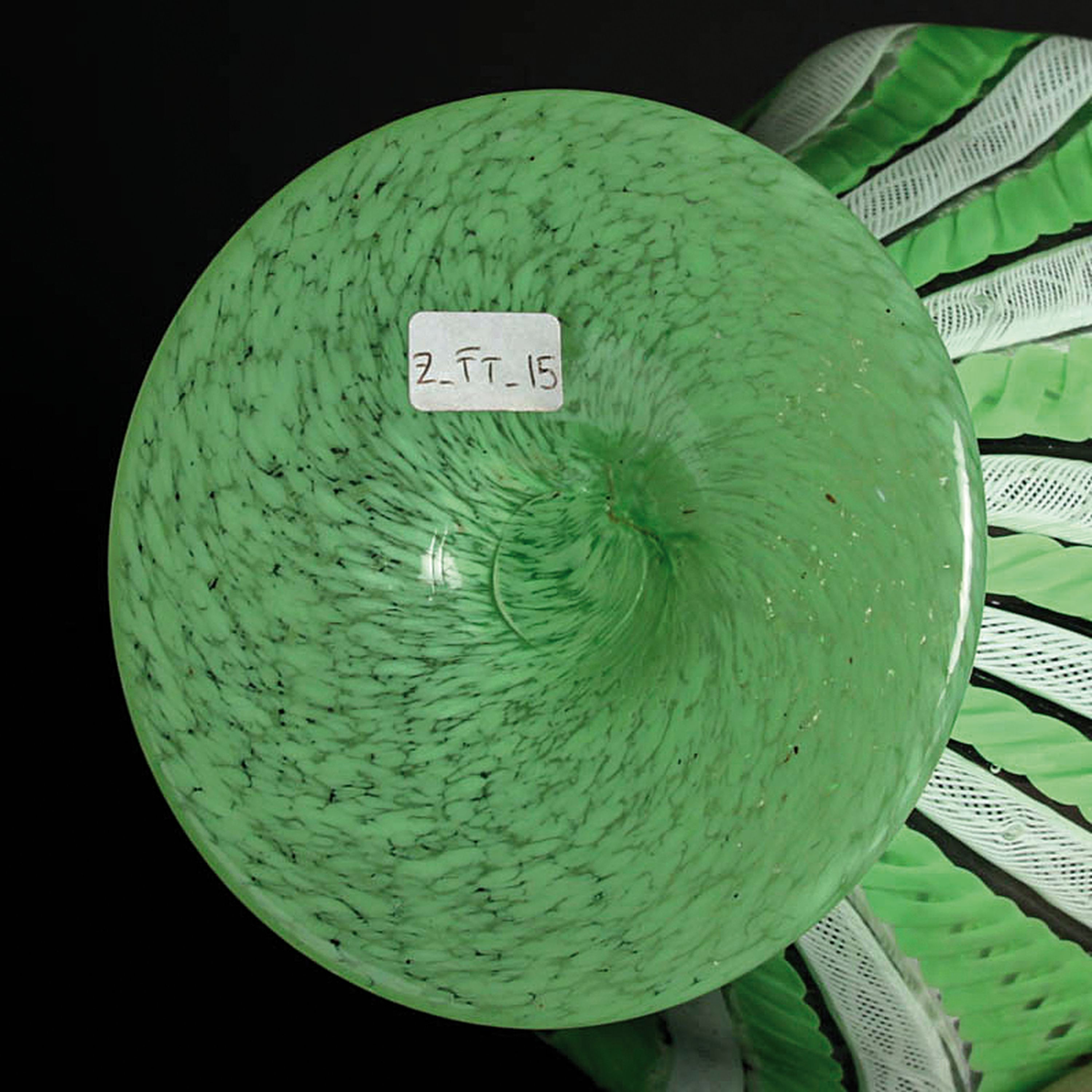 Detail c: Vase bzw. Fußschale, Fratelli Toso, Murano, 1960-70,, farbloses Glas, weiße und hellgrüne vielfach gedrehte Fadeneinschmelzungen in vertikalem ...