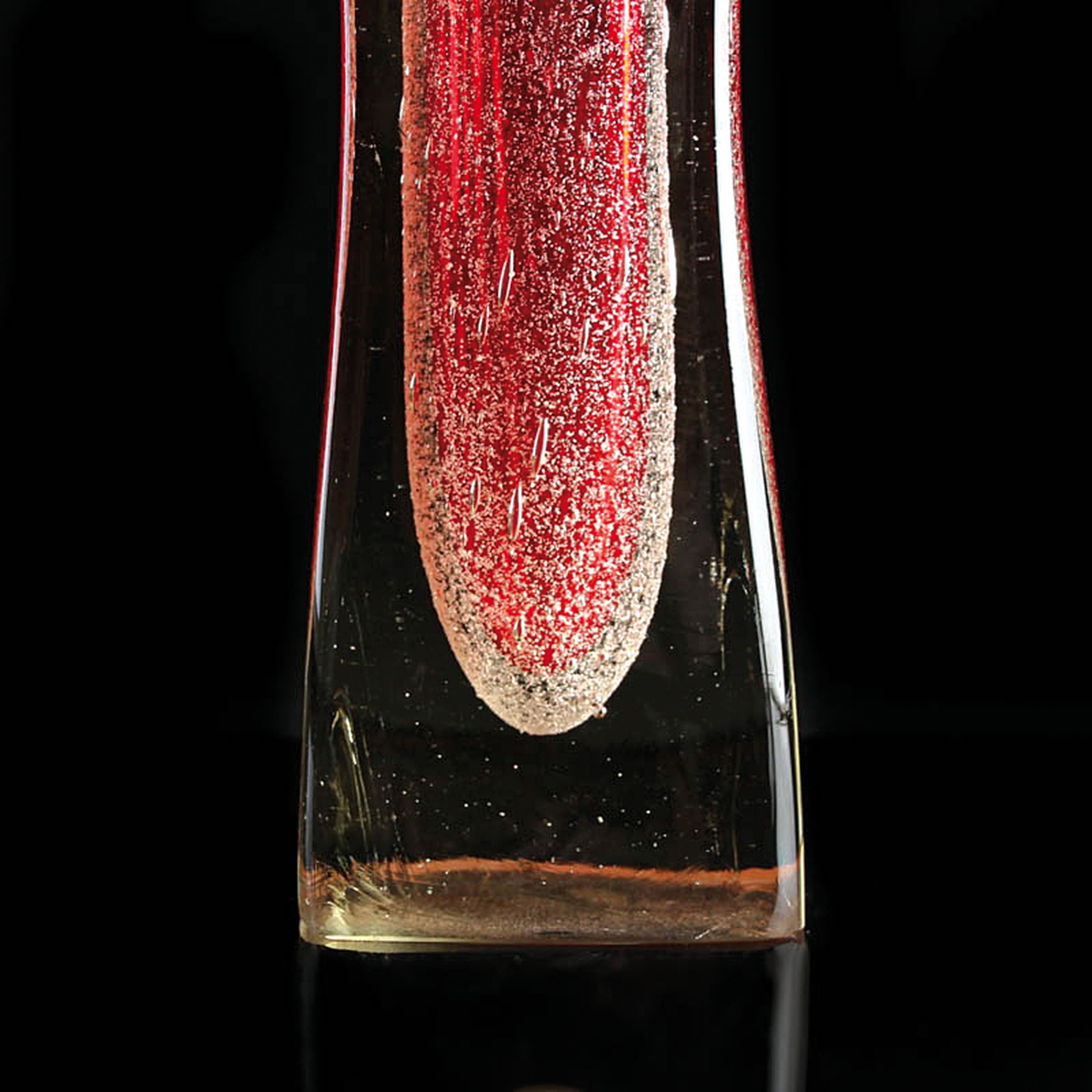 Detail b: Studioglas-Vase, Jan Paliczek, farbloses Glas, rote Einschmelzungen, H. 24 cm, min. am Stand best.