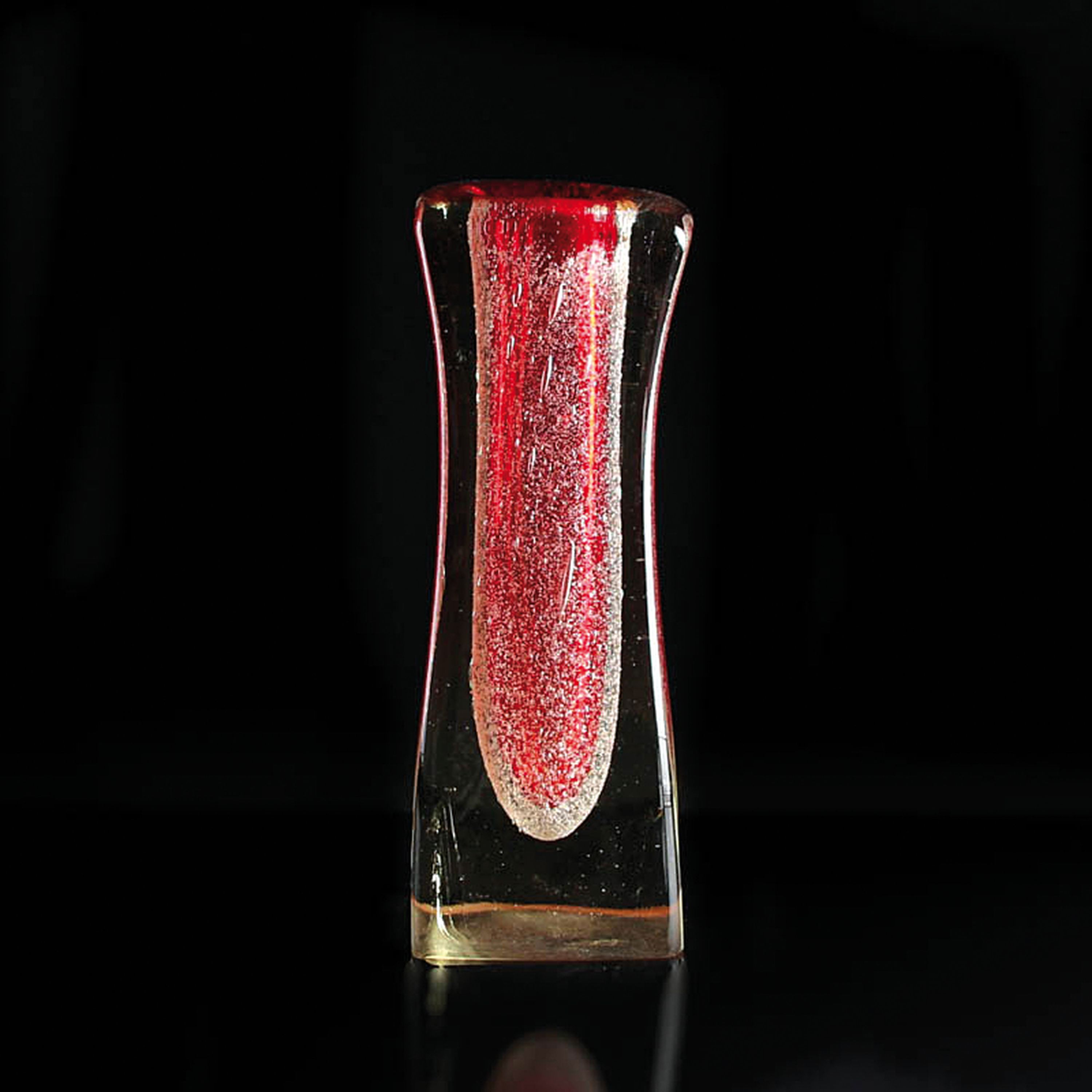 Detail c: Studioglas-Vase, Jan Paliczek, farbloses Glas, rote Einschmelzungen, H. 24 cm, min. am Stand best.