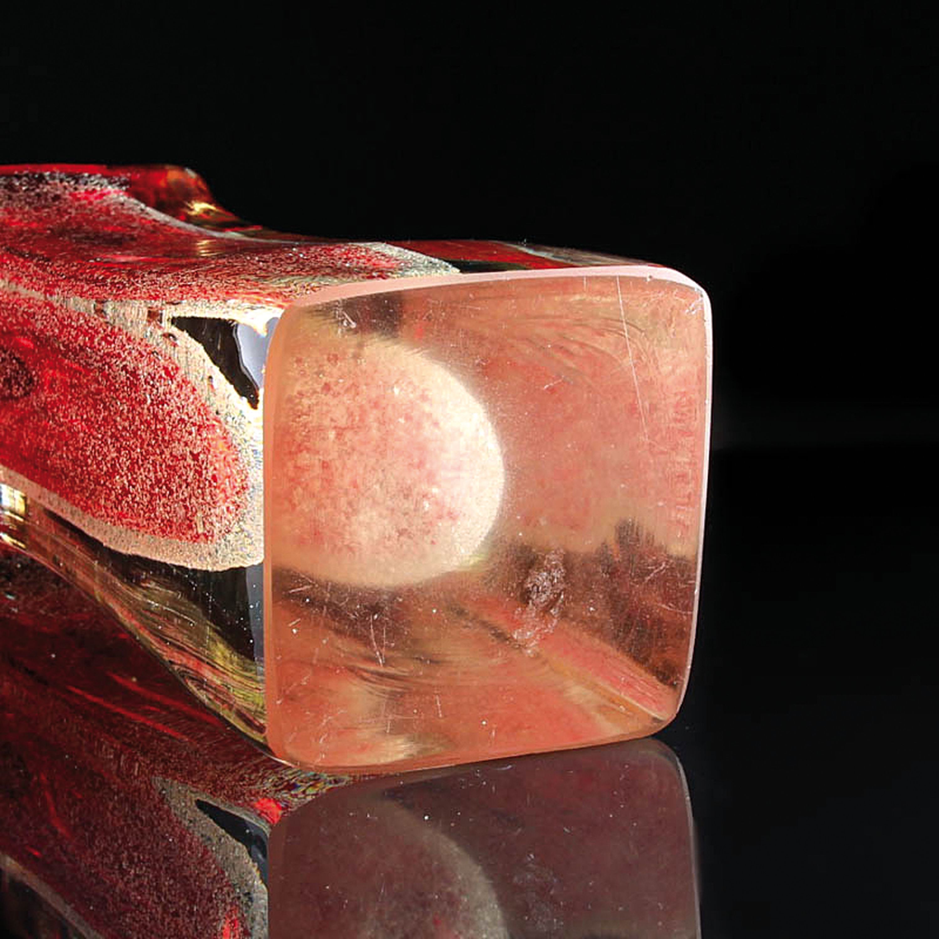 Detail d: Studioglas-Vase, Jan Paliczek, farbloses Glas, rote Einschmelzungen, H. 24 cm, min. am Stand best.