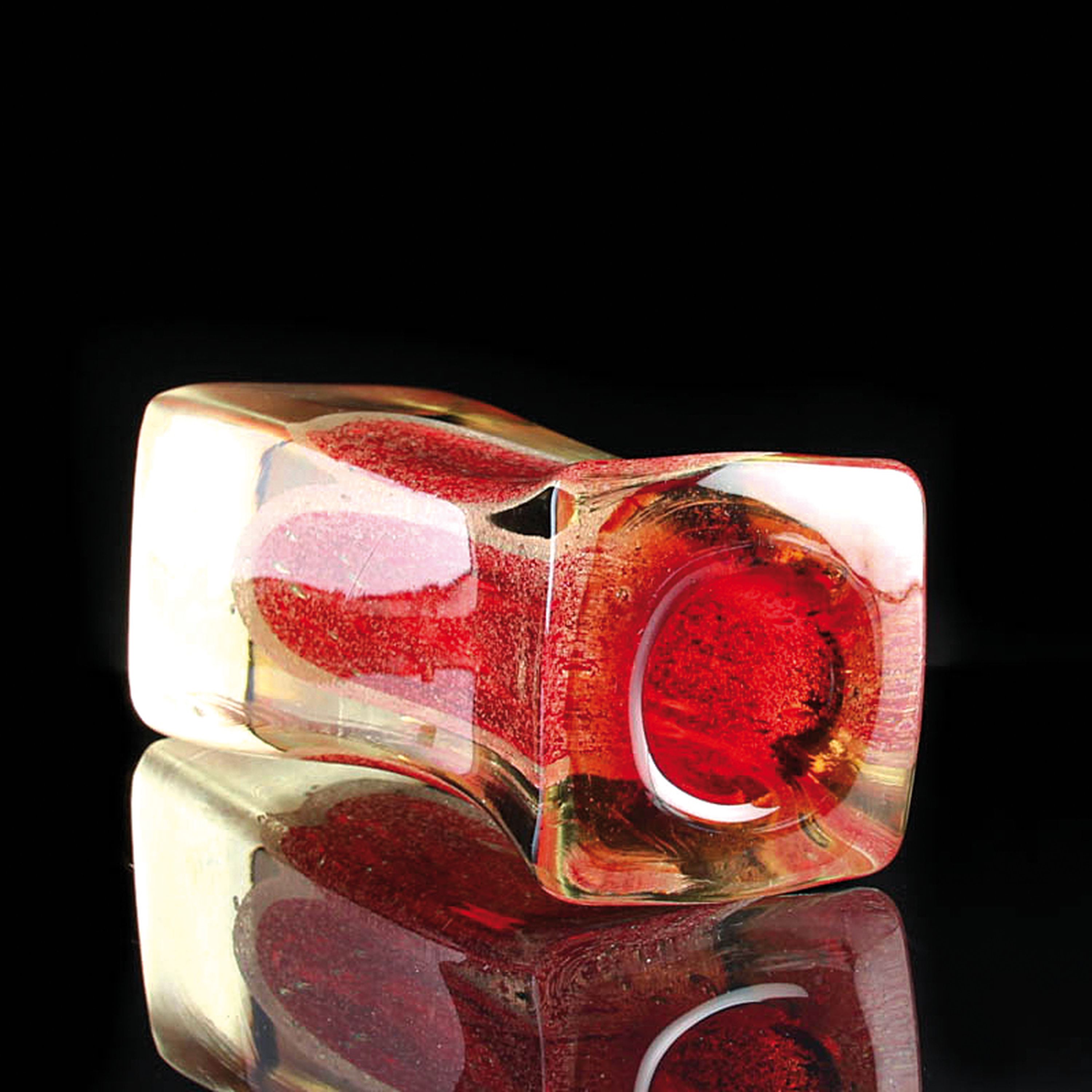 Detail e: Studioglas-Vase, Jan Paliczek, farbloses Glas, rote Einschmelzungen, H. 24 cm, min. am Stand best.