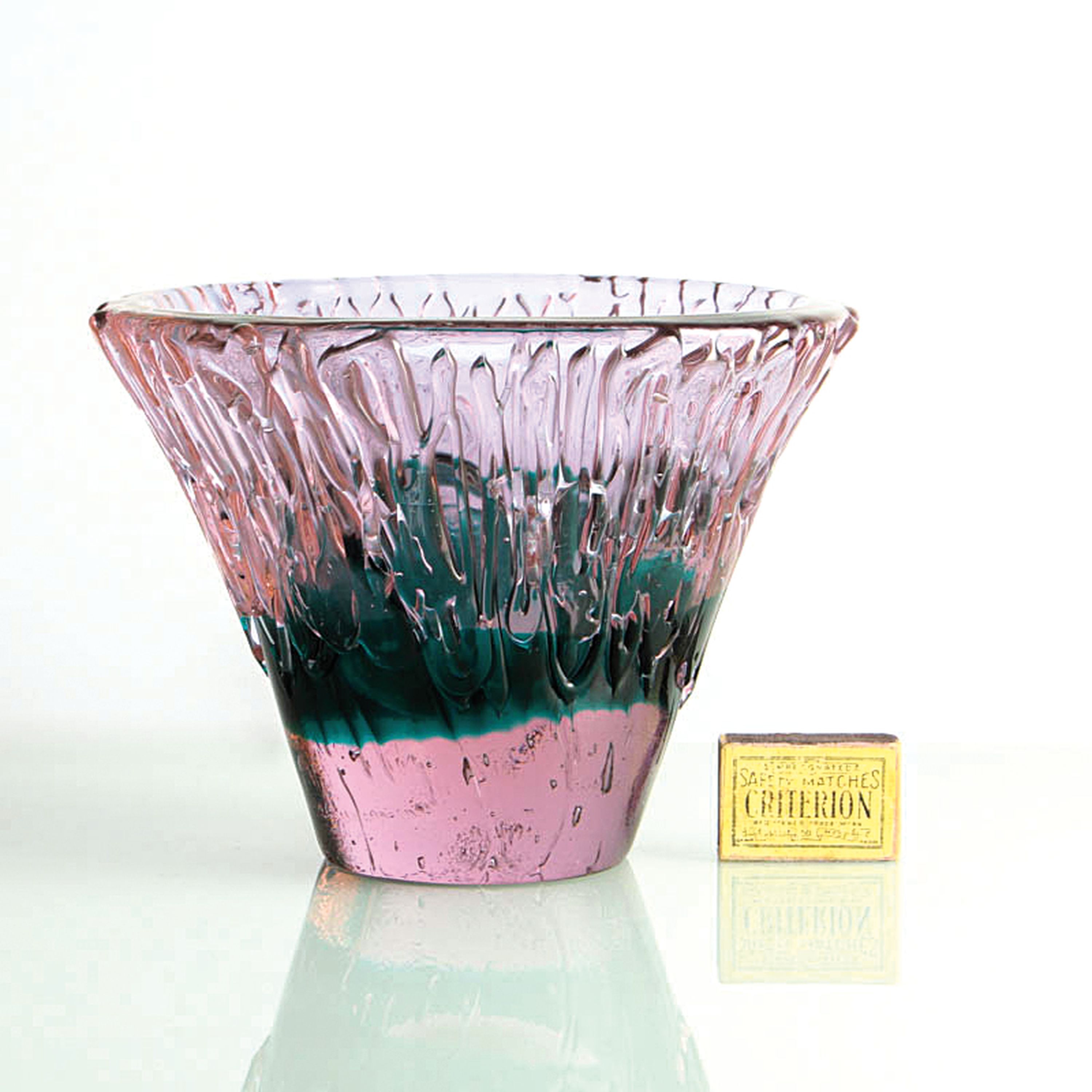 Detail a: Glasschale, Ermanno Nason für Cenedese, Murano, Neodymiumglas, organisch reliefierte Oberflächenstruktur, konische Form, H. 17, D. 23 cm