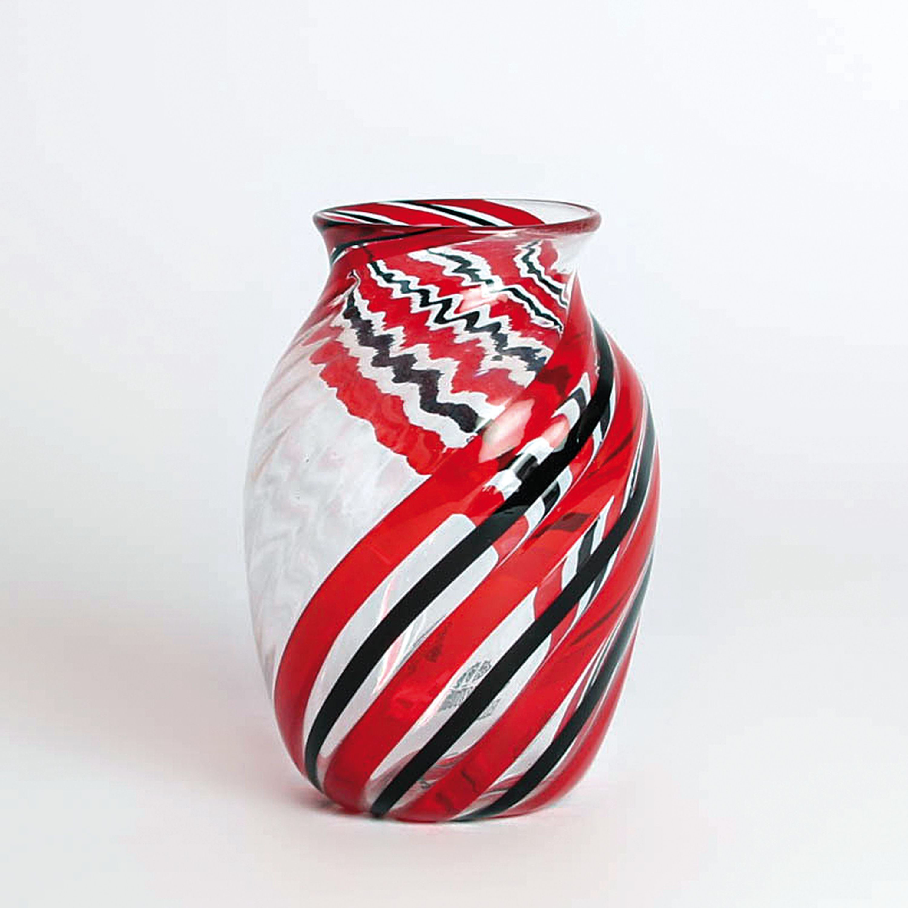 Detail b: 4 a Canne-Vasen, Fratelli Toso, Murano, 1960-70, farbloses Glas, rote, gelbe und schwarze Fadeneinschmelzungen z.T. spiralförmig verlaufend, H. ...