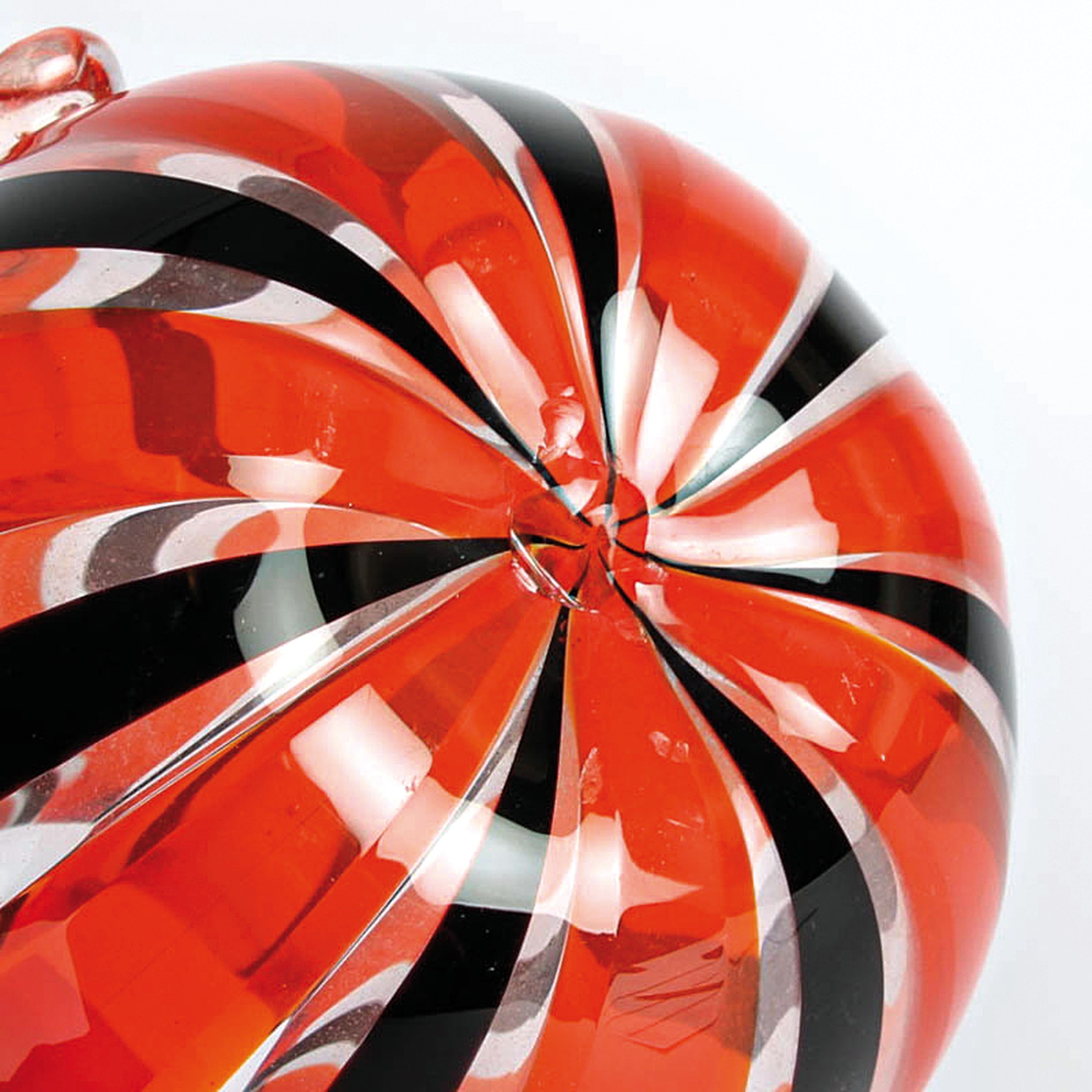 Detail h: 4 a Canne-Vasen, Fratelli Toso, Murano, 1960-70, farbloses Glas, rote, gelbe und schwarze Fadeneinschmelzungen z.T. spiralförmig verlaufend, H. ...