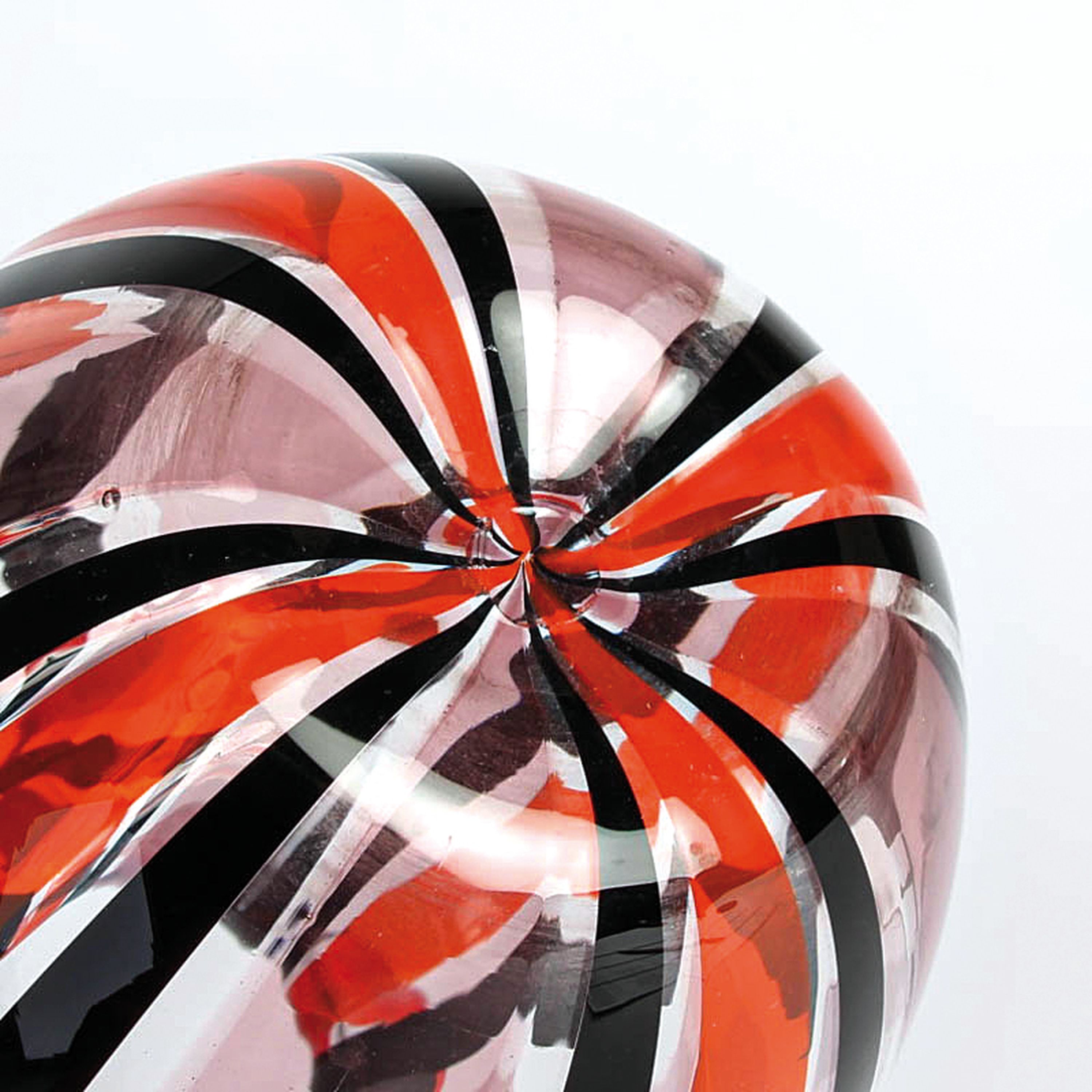 Detail l: 4 a Canne-Vasen, Fratelli Toso, Murano, 1960-70, farbloses Glas, rote, gelbe und schwarze Fadeneinschmelzungen z.T. spiralförmig verlaufend, H. ...