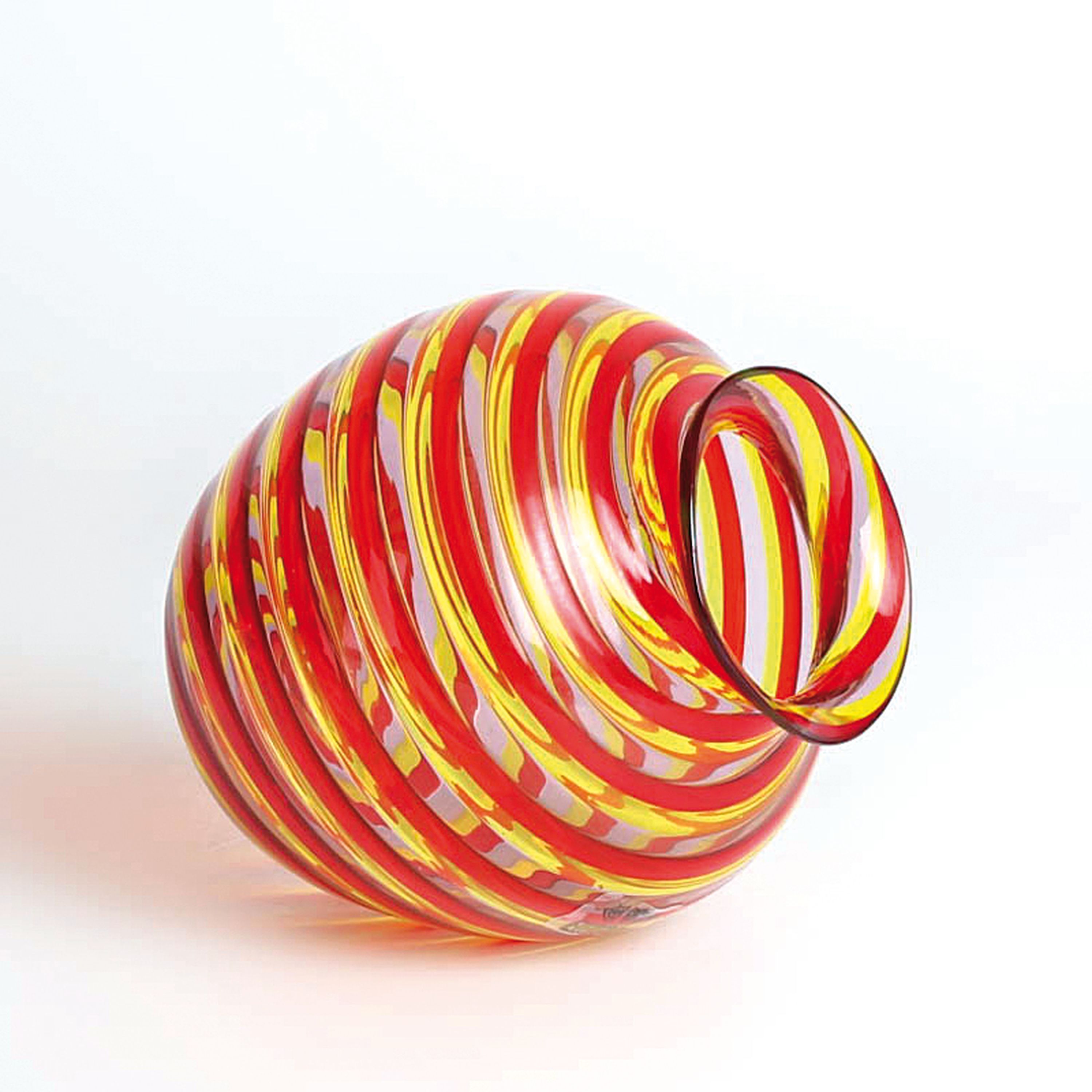 Detail n: 4 a Canne-Vasen, Fratelli Toso, Murano, 1960-70, farbloses Glas, rote, gelbe und schwarze Fadeneinschmelzungen z.T. spiralförmig verlaufend, H. ...