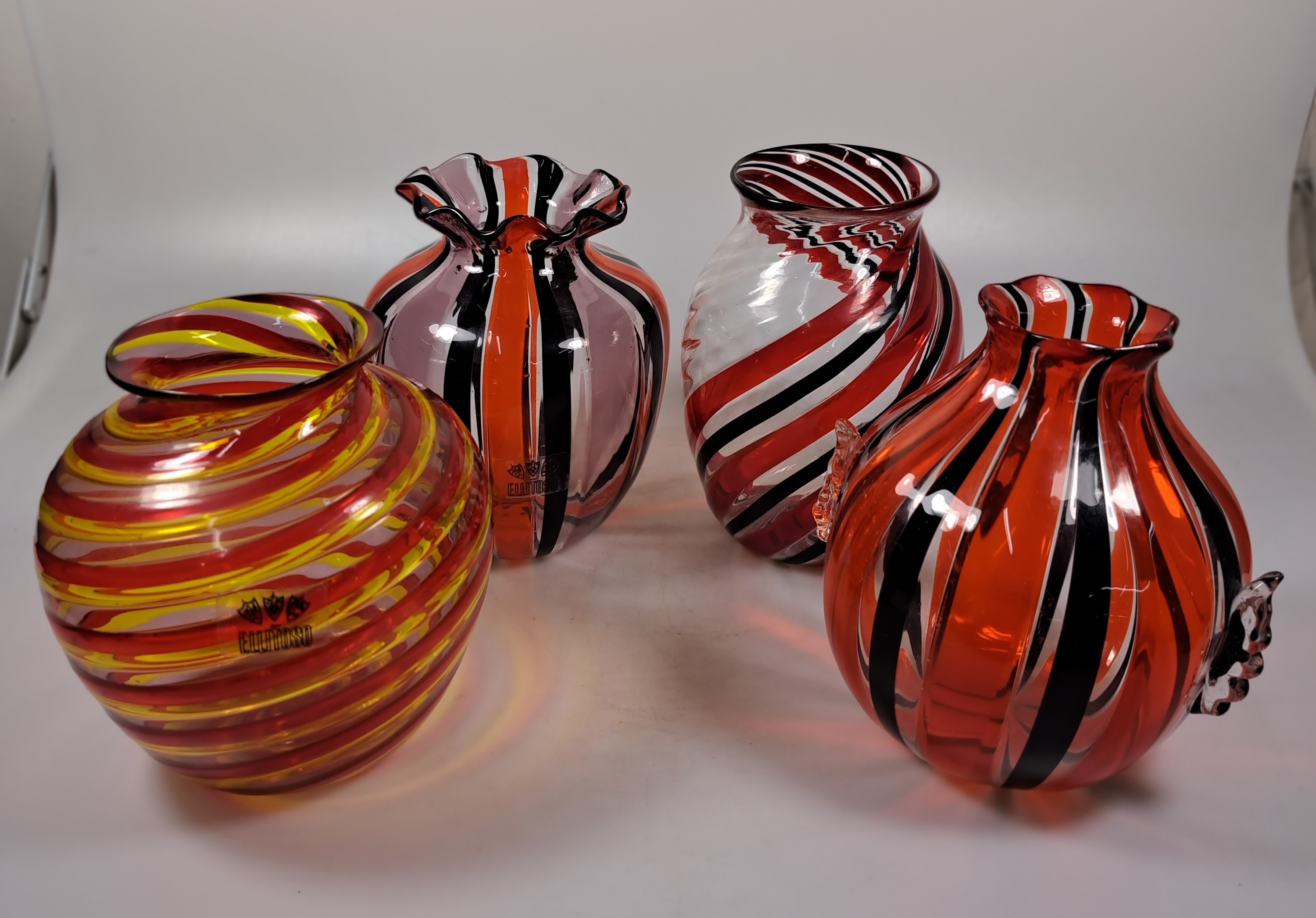 Detail q: 4 a Canne-Vasen, Fratelli Toso, Murano, 1960-70, farbloses Glas, rote, gelbe und schwarze Fadeneinschmelzungen z.T. spiralförmig verlaufend, H. ...