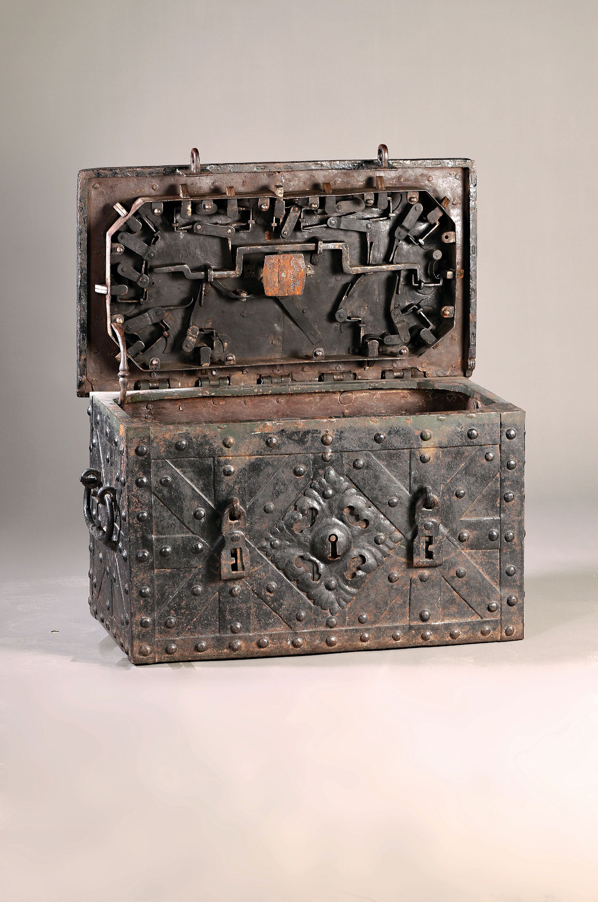 Große Eisenkassette/Eisentruhe, Barock, um 1720, Eisen geschmiedet, gebändert und genietet, großes Schloß im Innendeckel mit 13 Zügen, orig. ...