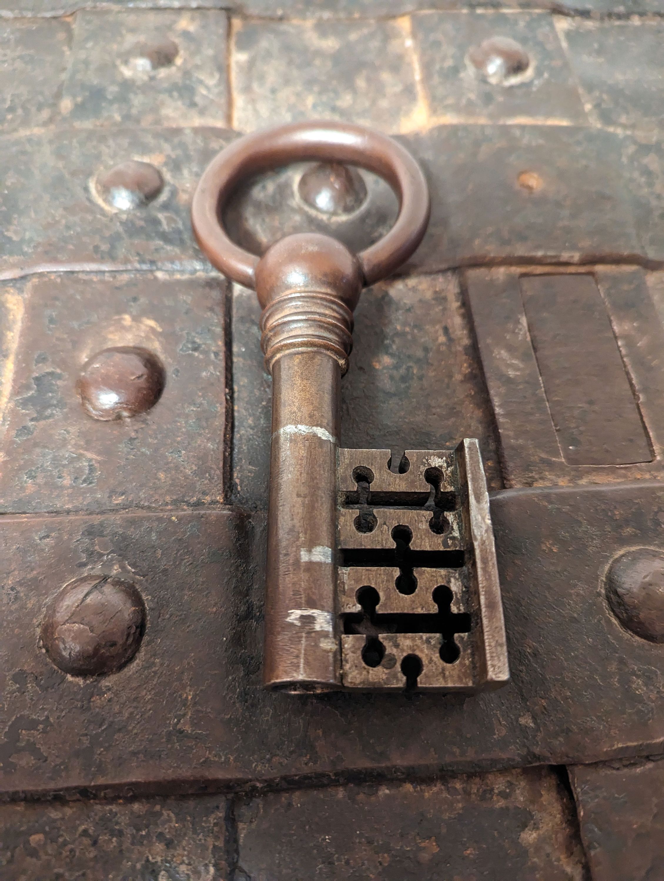 Detail a: Große Eisenkassette/Eisentruhe, Barock, um 1720, Eisen geschmiedet, gebändert und genietet, großes Schloß im Innendeckel mit 13 Zügen, orig. ...