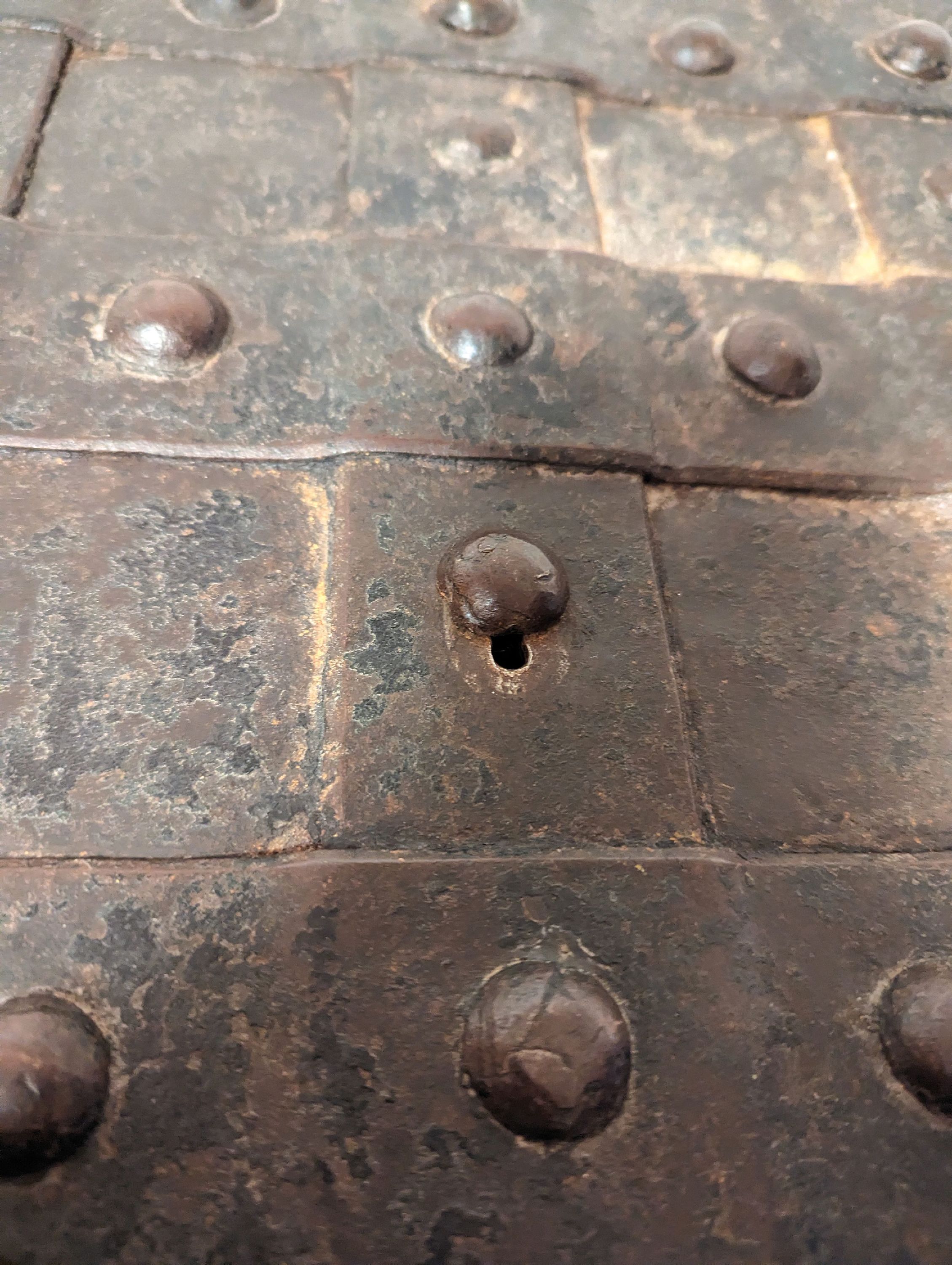 Detail b: Große Eisenkassette/Eisentruhe, Barock, um 1720, Eisen geschmiedet, gebändert und genietet, großes Schloß im Innendeckel mit 13 Zügen, orig. ...