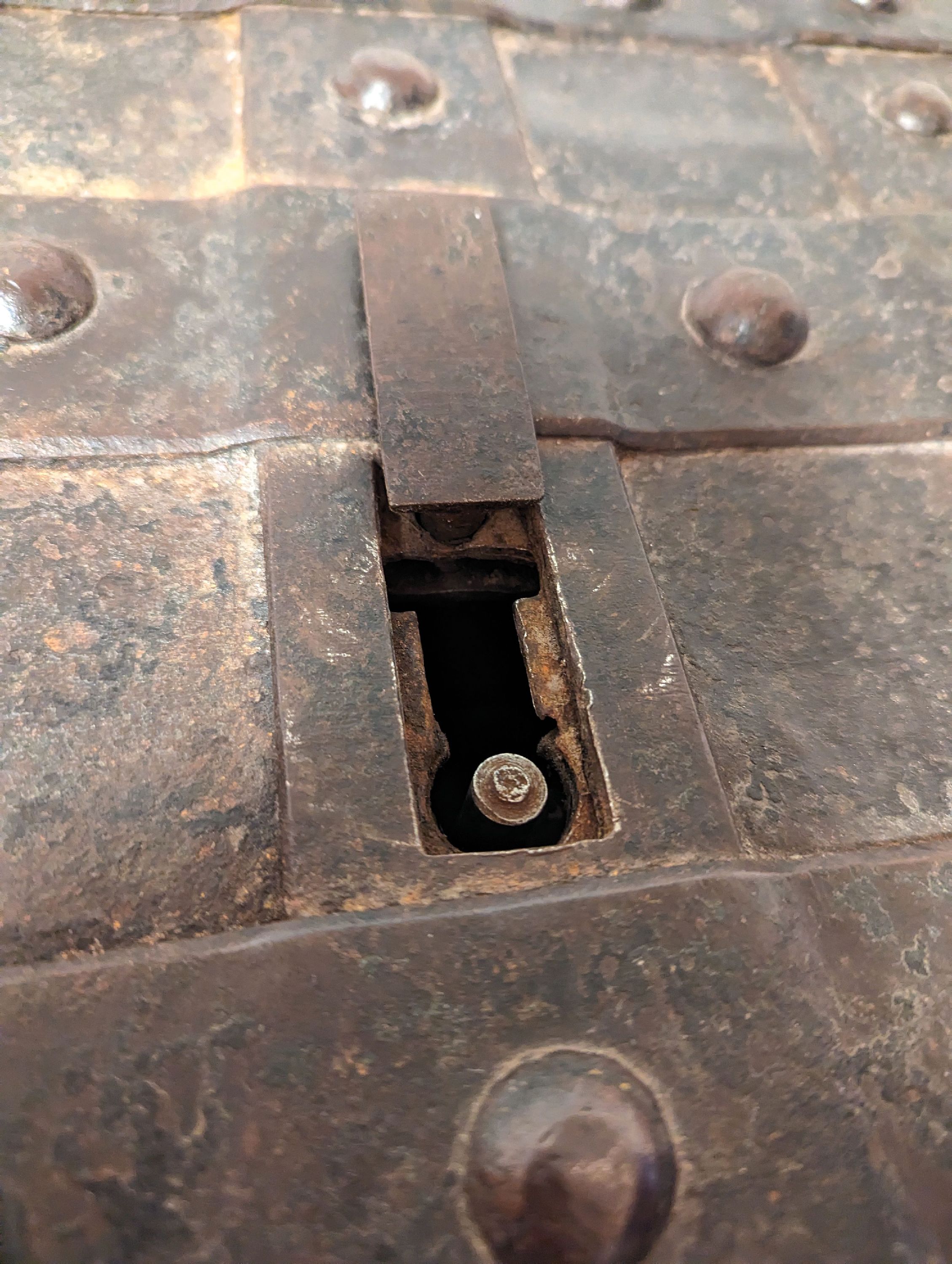 Detail c: Große Eisenkassette/Eisentruhe, Barock, um 1720, Eisen geschmiedet, gebändert und genietet, großes Schloß im Innendeckel mit 13 Zügen, orig. ...