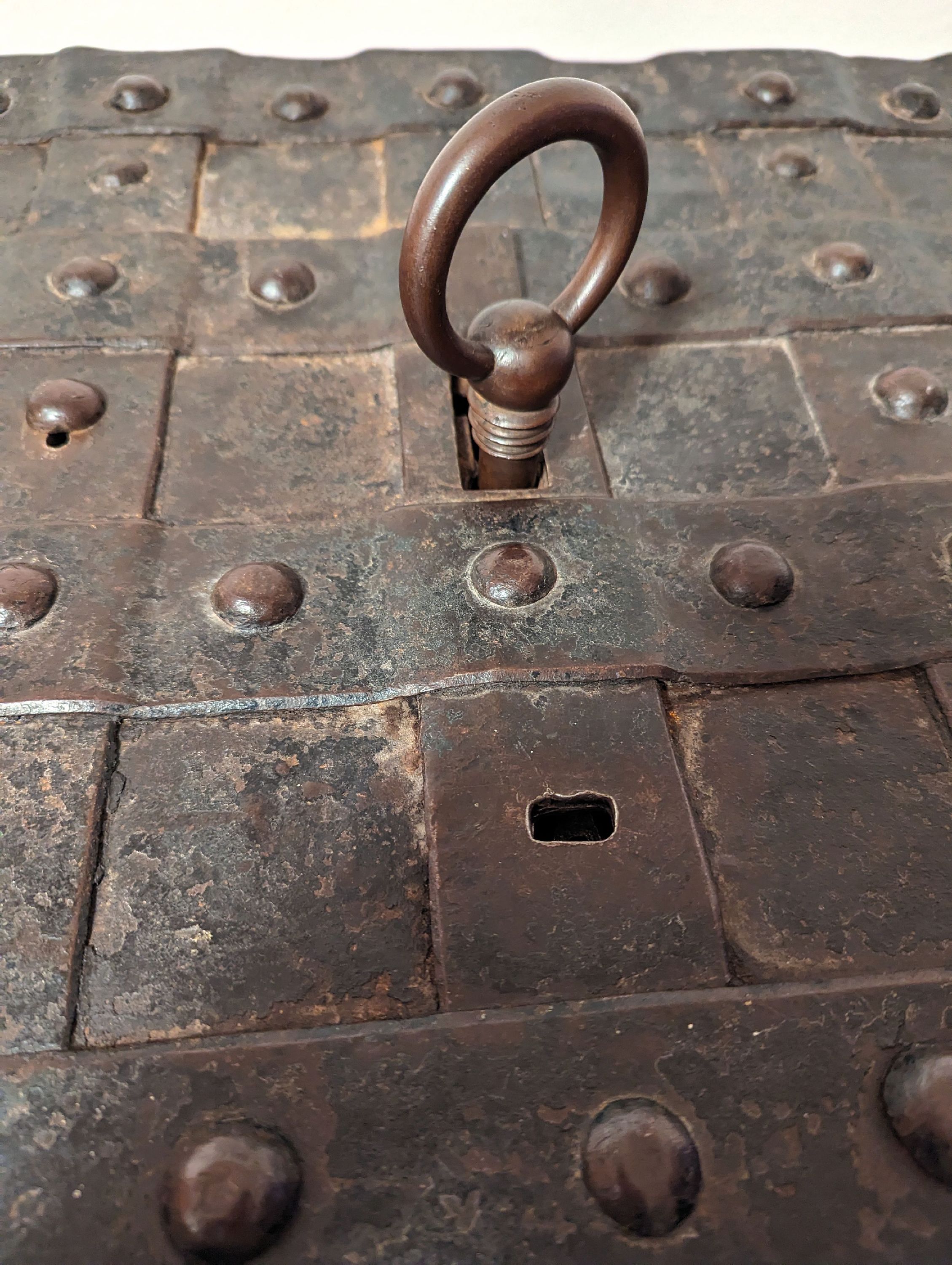 Detail d: Große Eisenkassette/Eisentruhe, Barock, um 1720, Eisen geschmiedet, gebändert und genietet, großes Schloß im Innendeckel mit 13 Zügen, orig. ...
