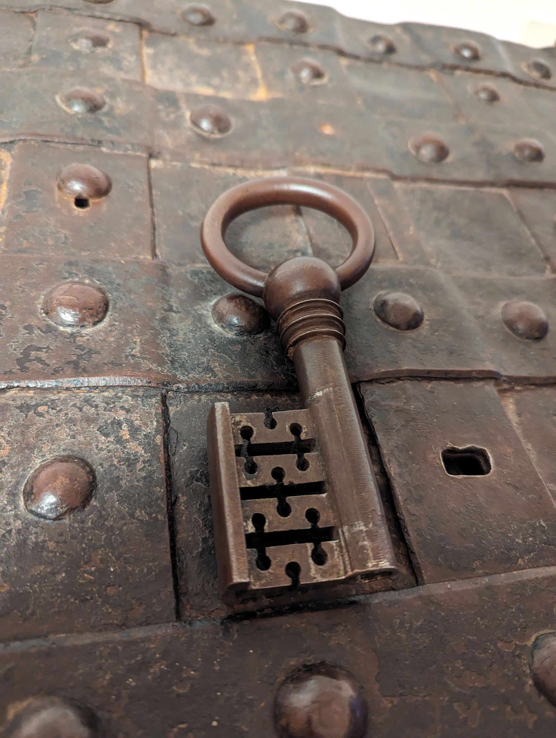 Detail e: Große Eisenkassette/Eisentruhe, Barock, um 1720, Eisen geschmiedet, gebändert und genietet, großes Schloß im Innendeckel mit 13 Zügen, orig. ...